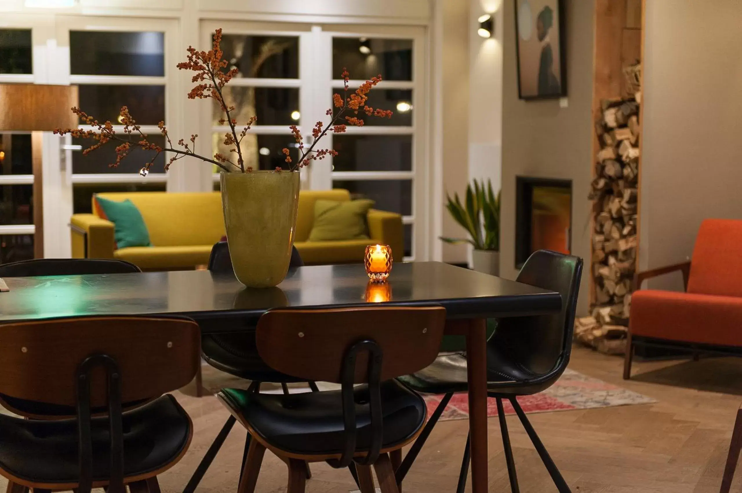 Communal lounge/ TV room, Dining Area in Hotel Huize Koningsbosch