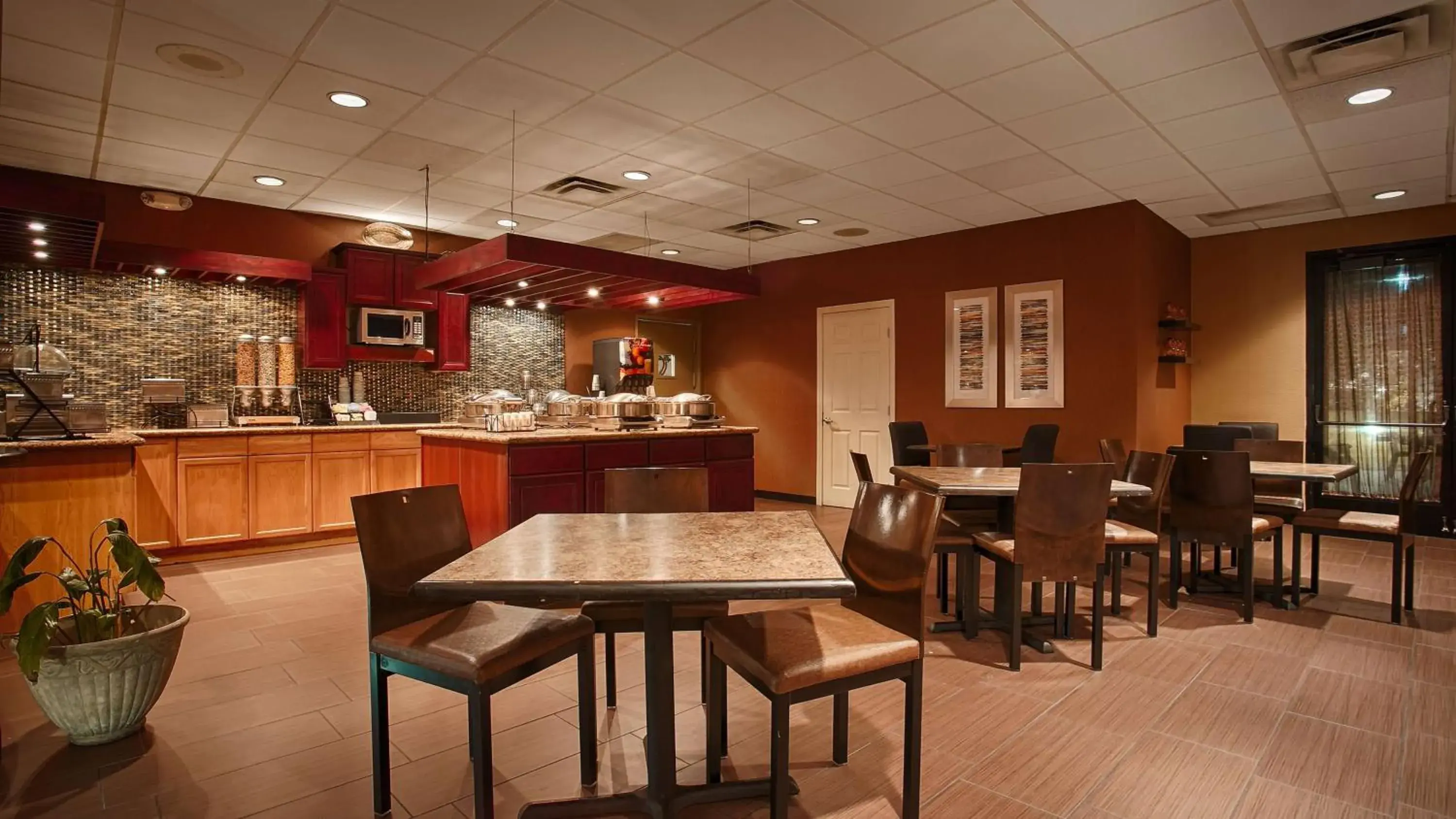 Restaurant/places to eat in Hotel d'Lins Ontario Airport Restaurant/places to eat in Hotel d'Lins Ontario Airport