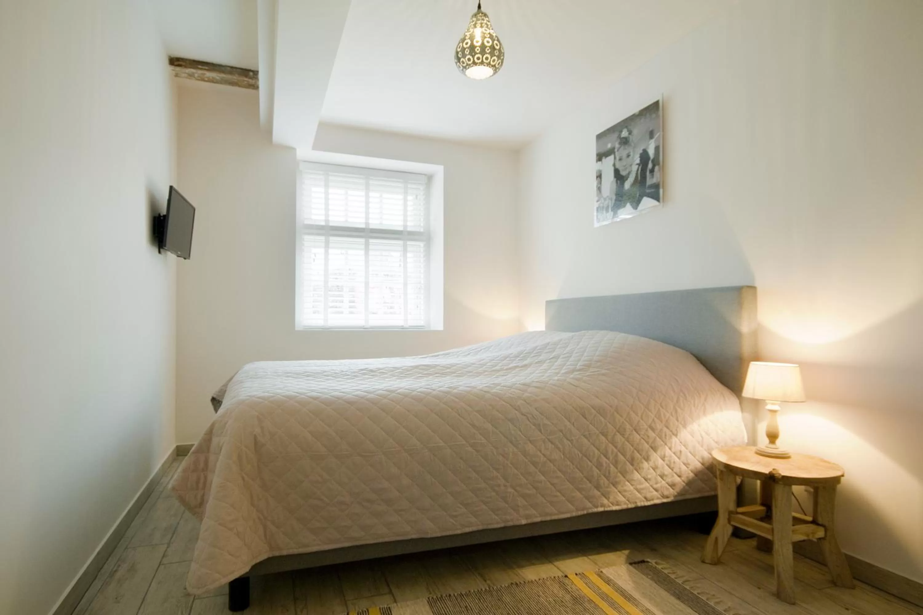 Bedroom, Bed in "Karel de Grote" Bergen