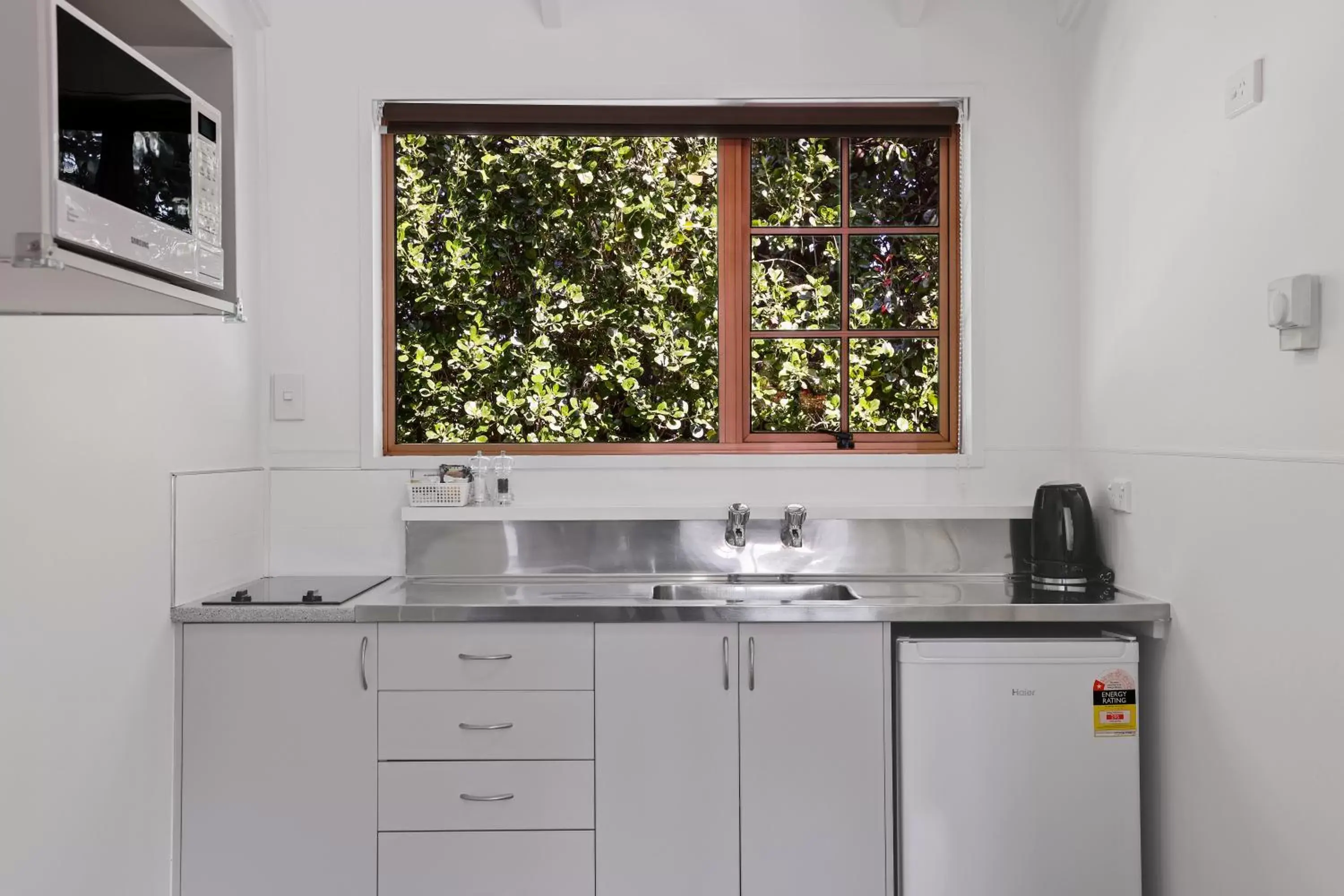 Kitchen or kitchenette, Kitchen/Kitchenette in Colonial Lodge Motel