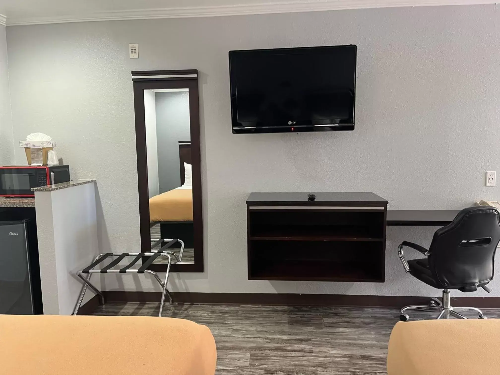 TV/Entertainment Center in Laguna Inn and Suites