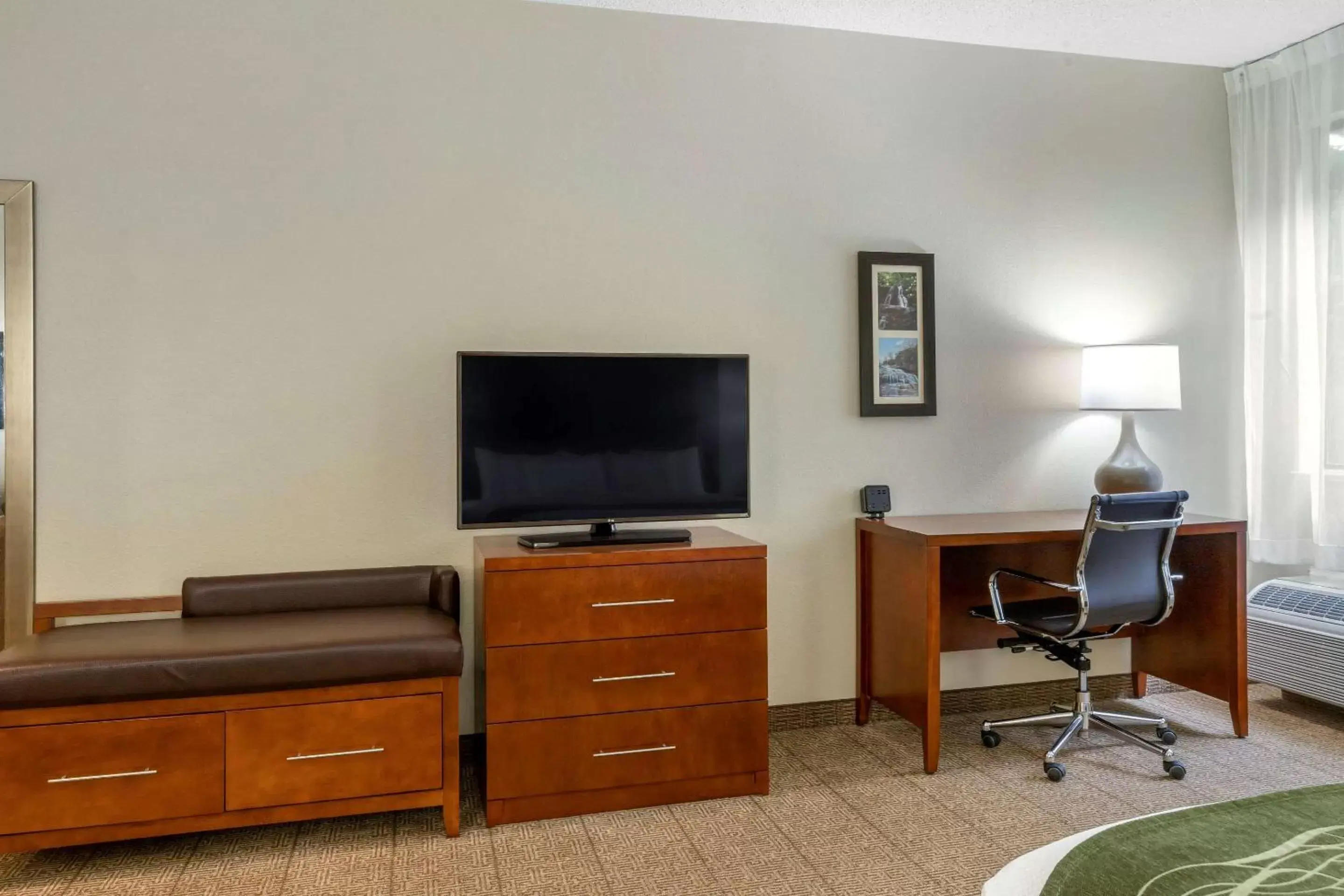 Photo of the whole room, TV/Entertainment Center in Comfort Inn & Suites Lenoir Hwy 321 Northern Foothills