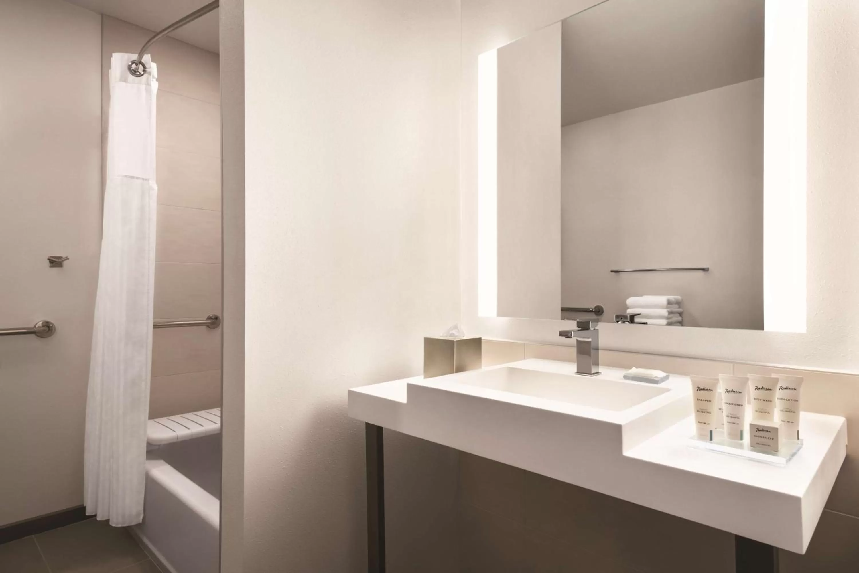 Bathroom in Radisson Hotel & Conference Center Green Bay