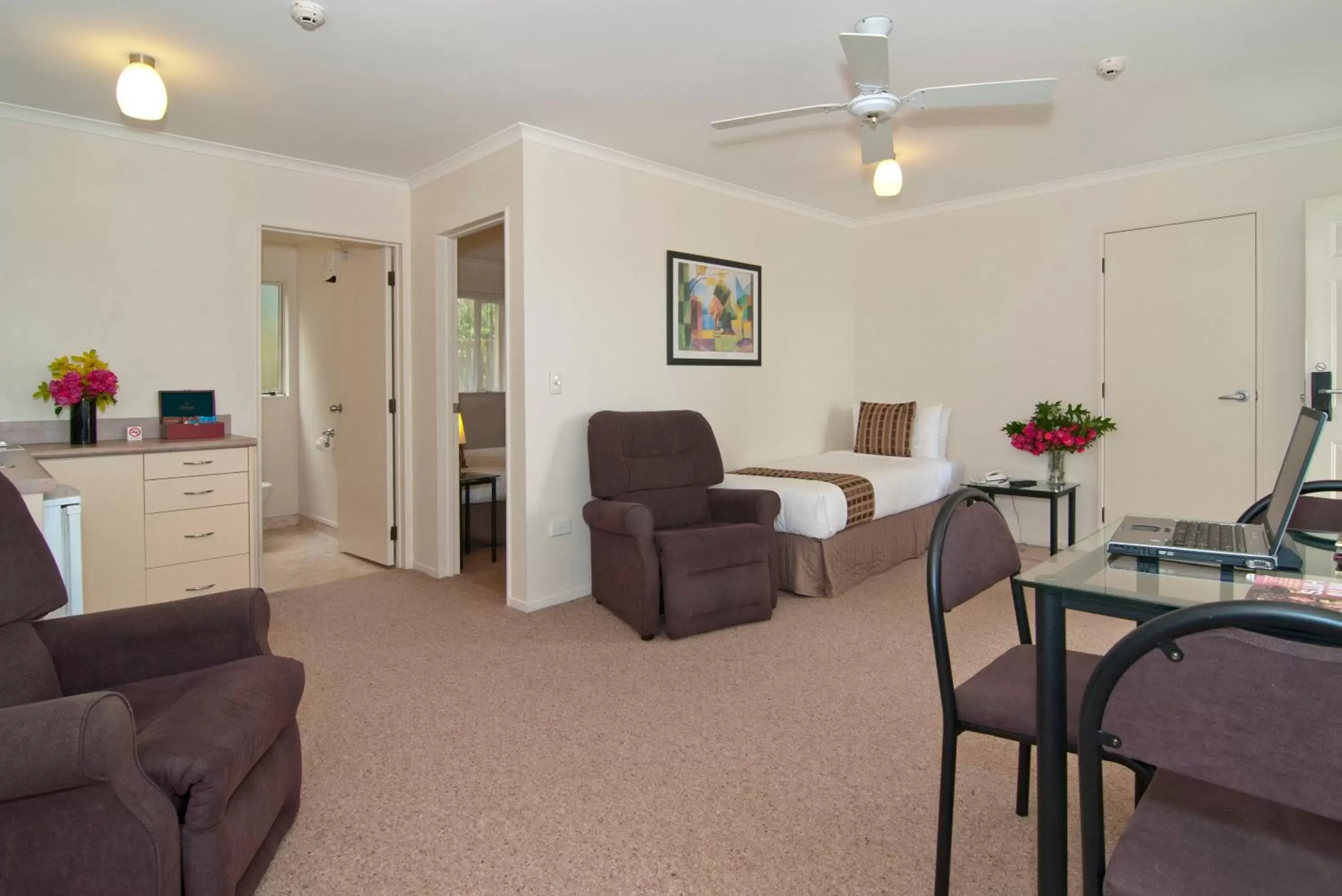 Photo of the whole room, Seating Area in Best Western BKs Pioneer Motor Lodge