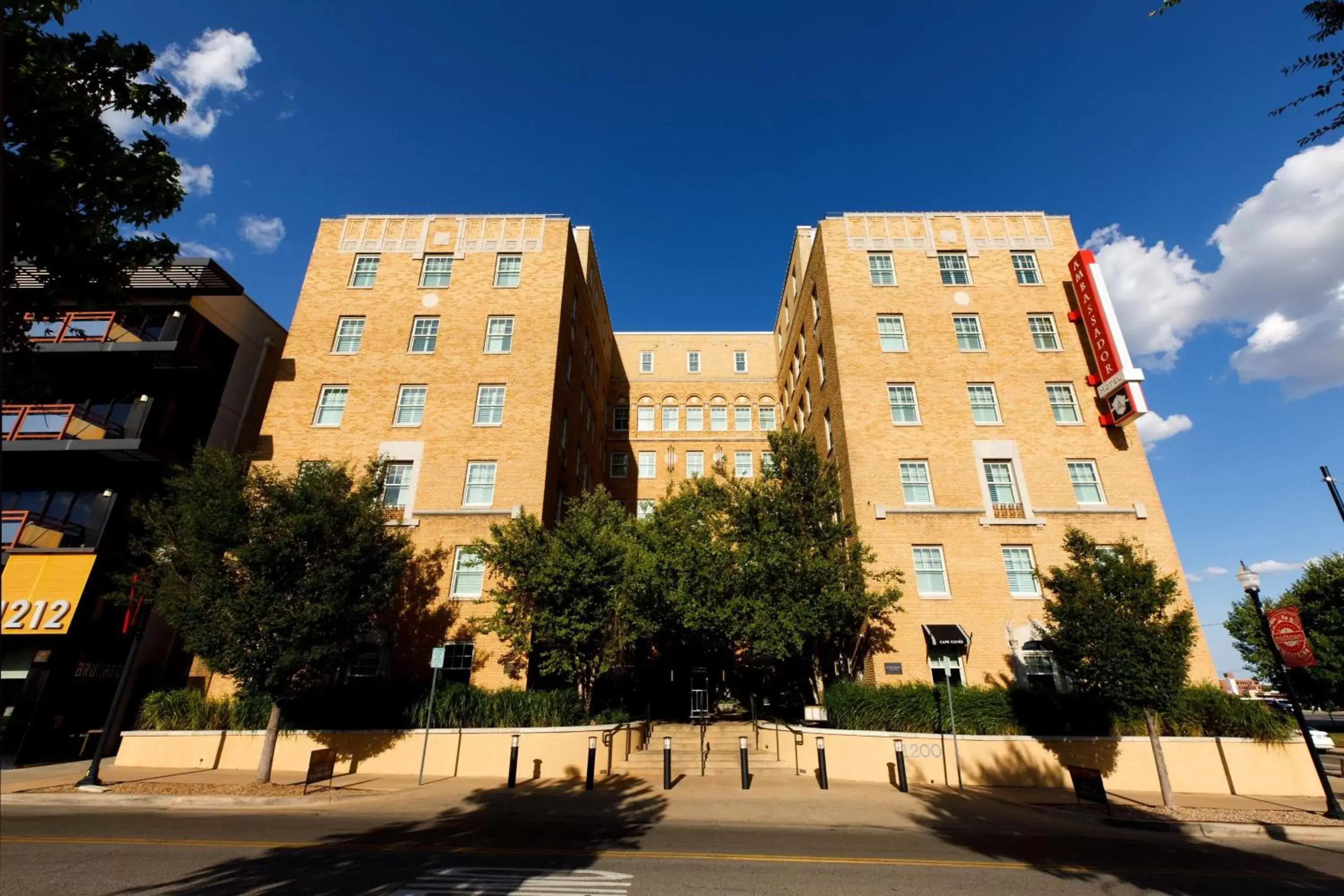 Property Building in Ambassador Hotel Oklahoma City, Autograph Collection