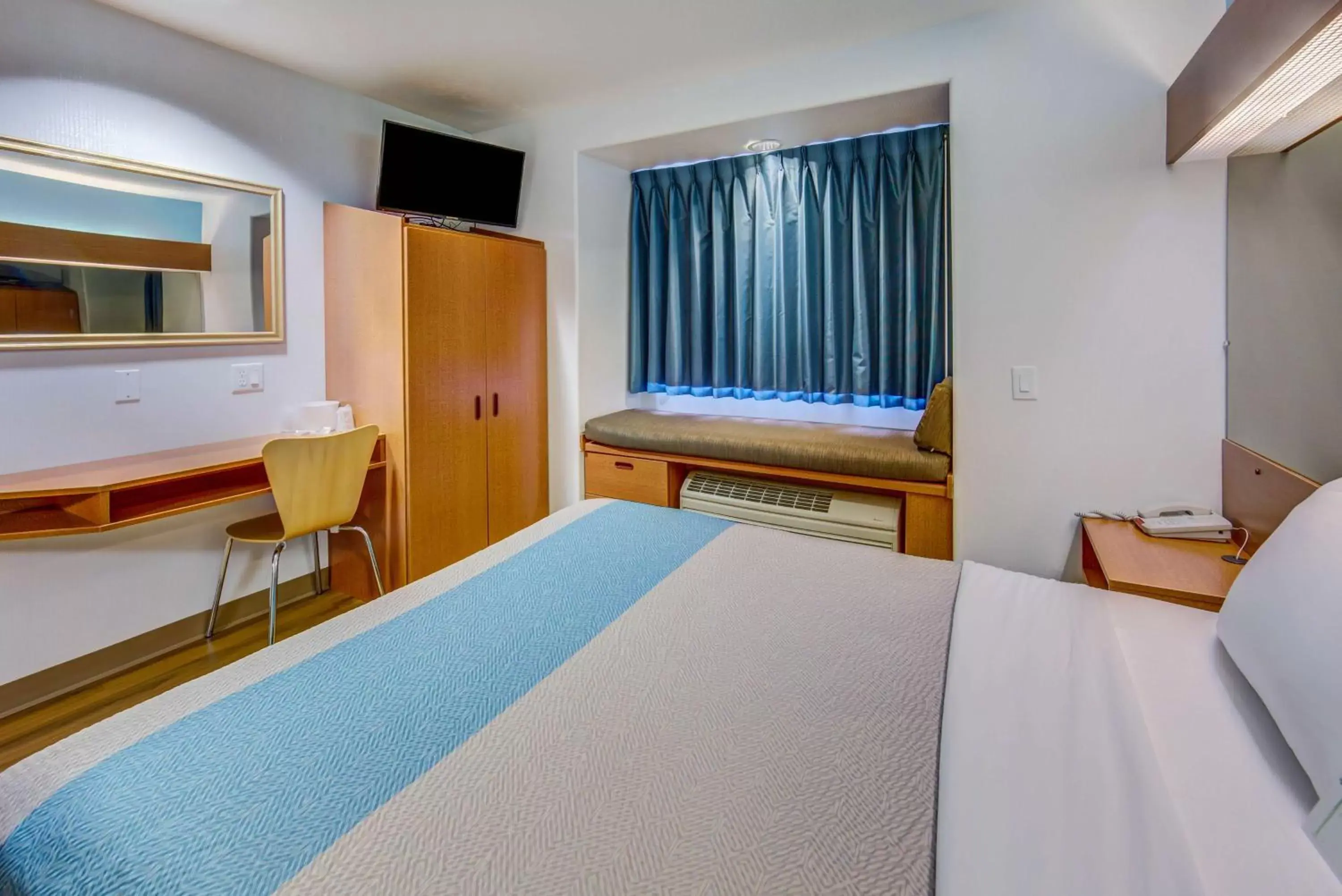 TV and multimedia, Bed in Motel 6-Sutherlin, OR