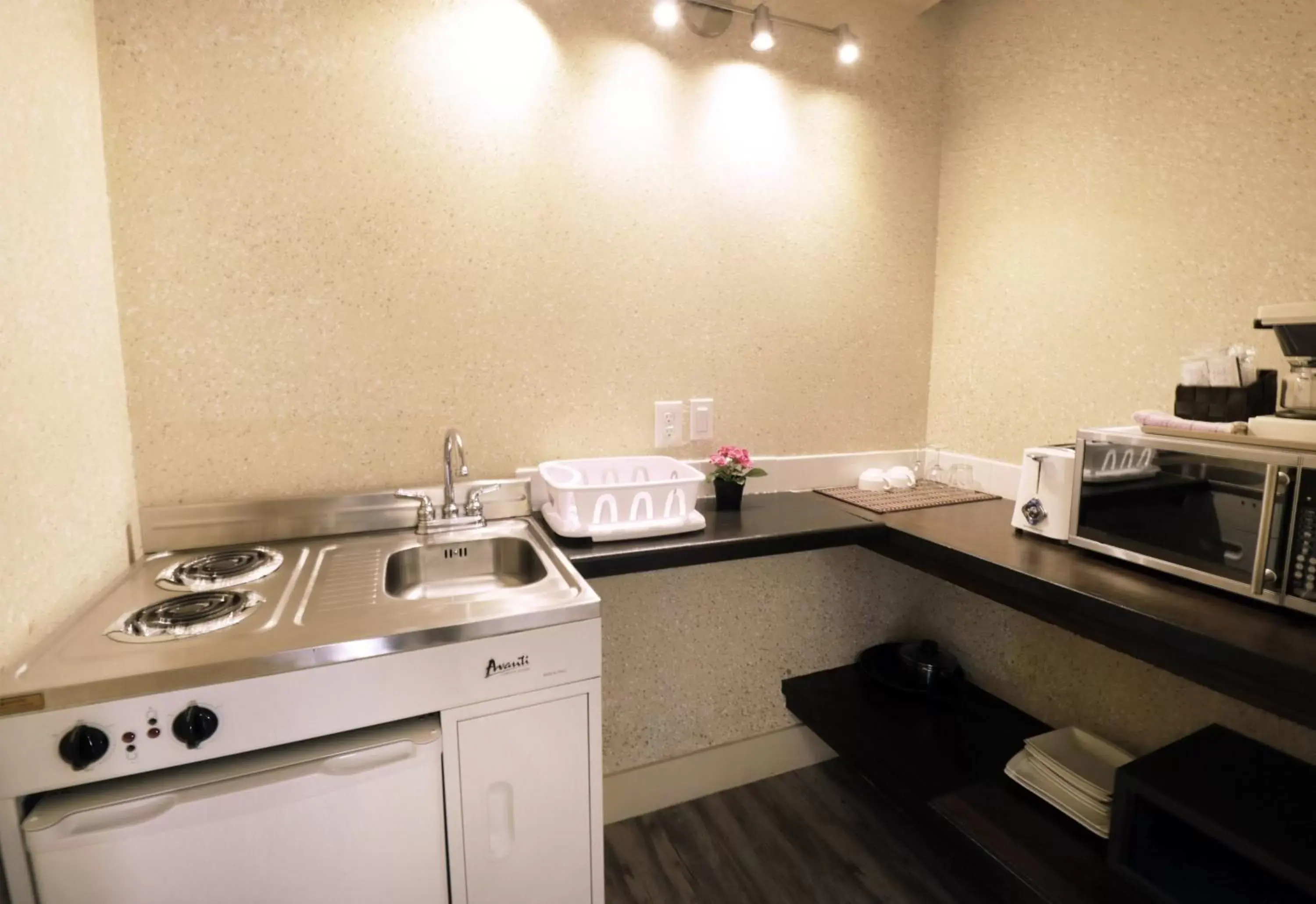 Coffee/tea facilities, Kitchen/Kitchenette in Riviera Divya Sutra Hotel on Robson Downtown Vancouver