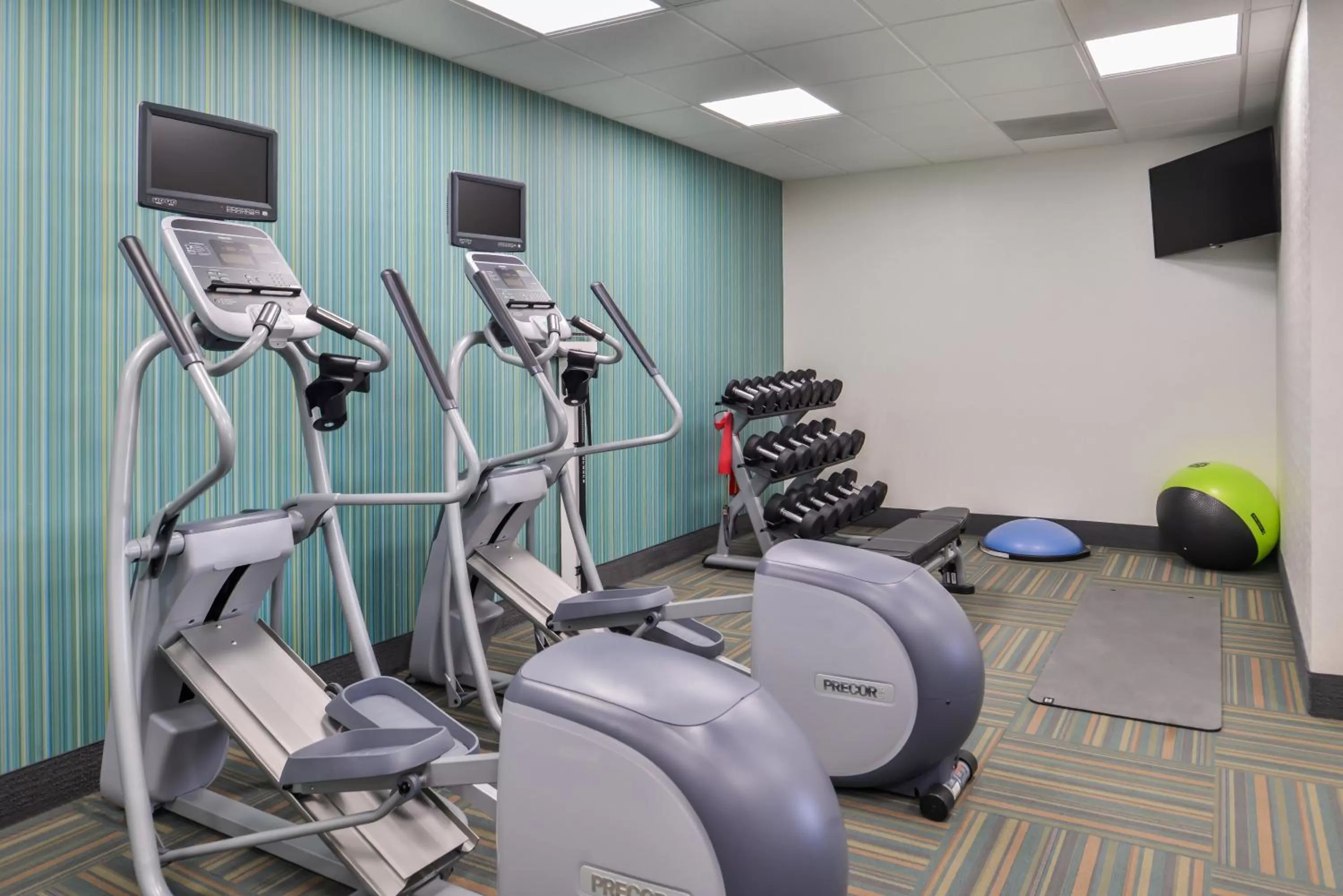 Fitness centre/facilities in Holiday Inn Express & Suites - Kansas City - Lee's Summit by IHG