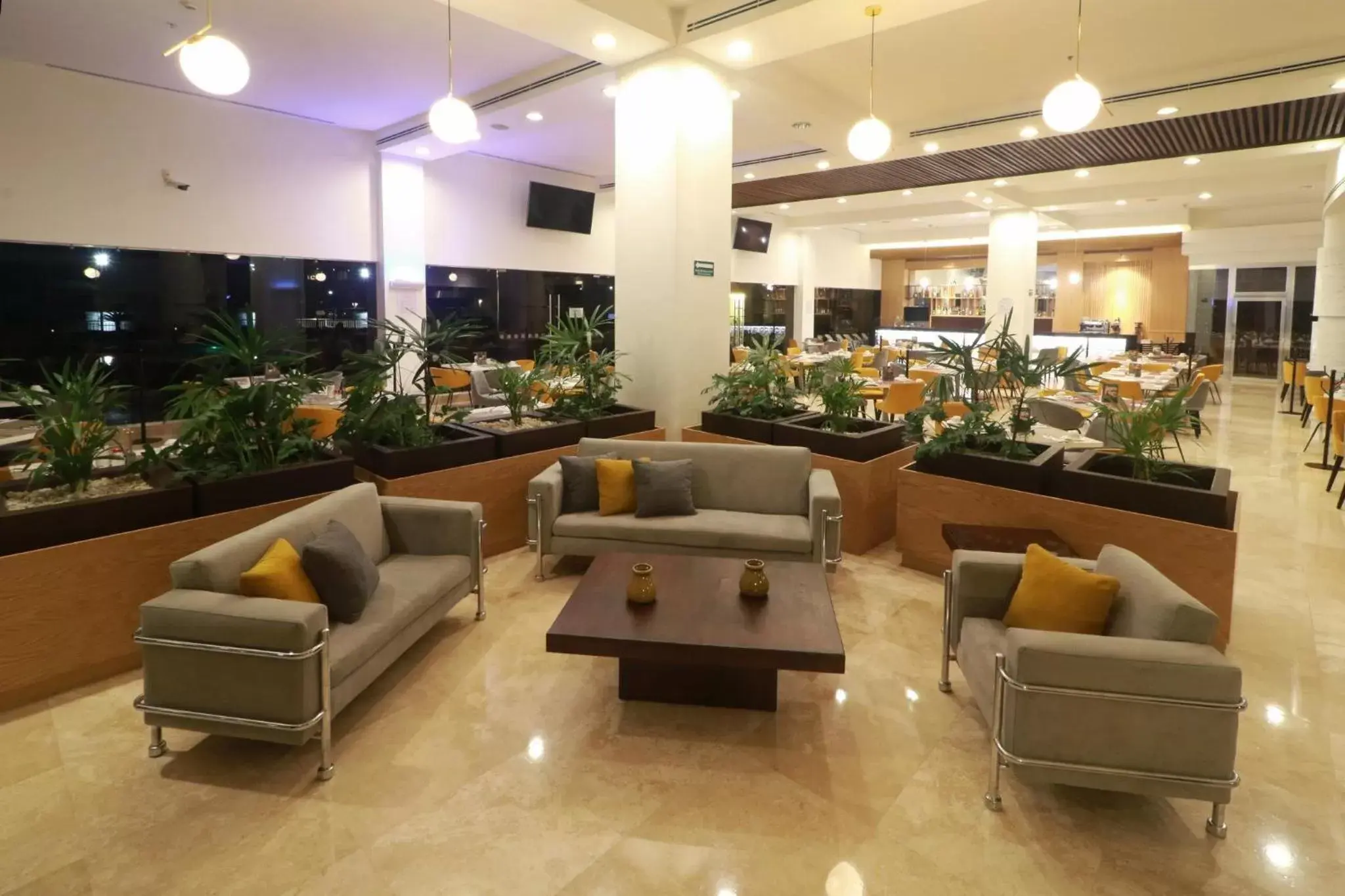 Restaurant/places to eat, Lobby/Reception in Holiday Inn Tuxpan - Convention Center, an IHG Hotel