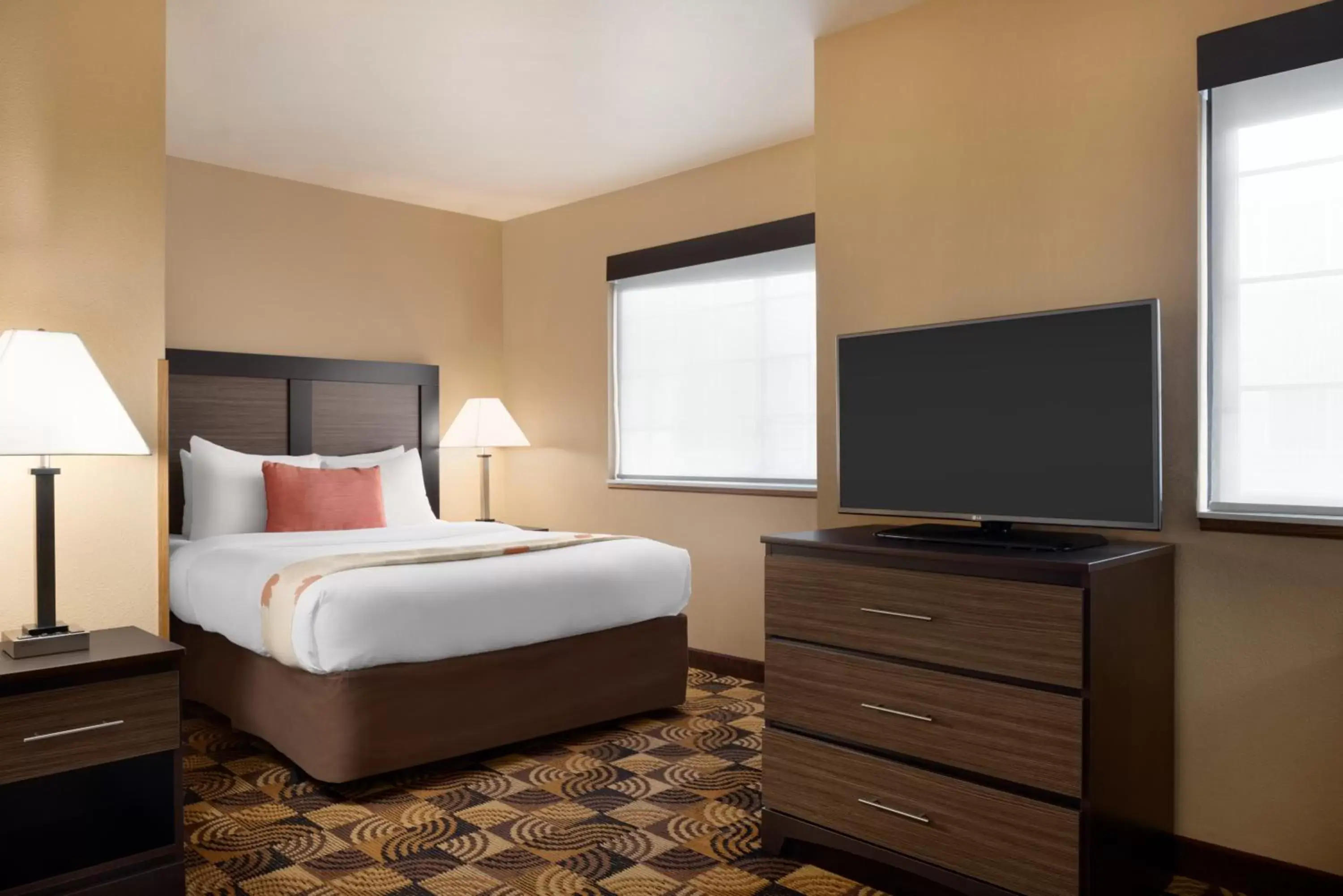 Bed in Hawthorn Suites By Wyndham Oak Creek/Milwaukee Airport