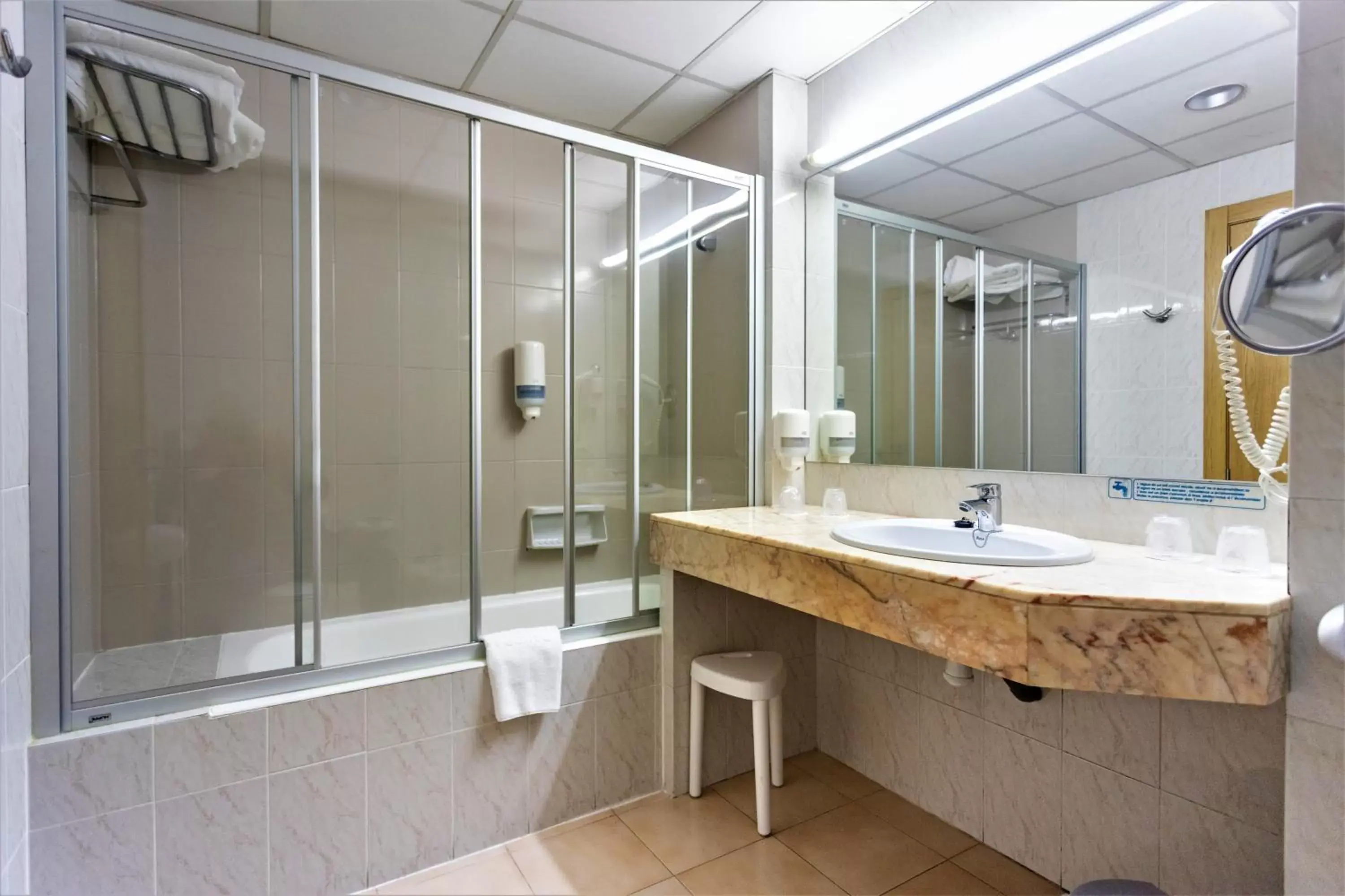 Shower, Bathroom in Hotel Panorama