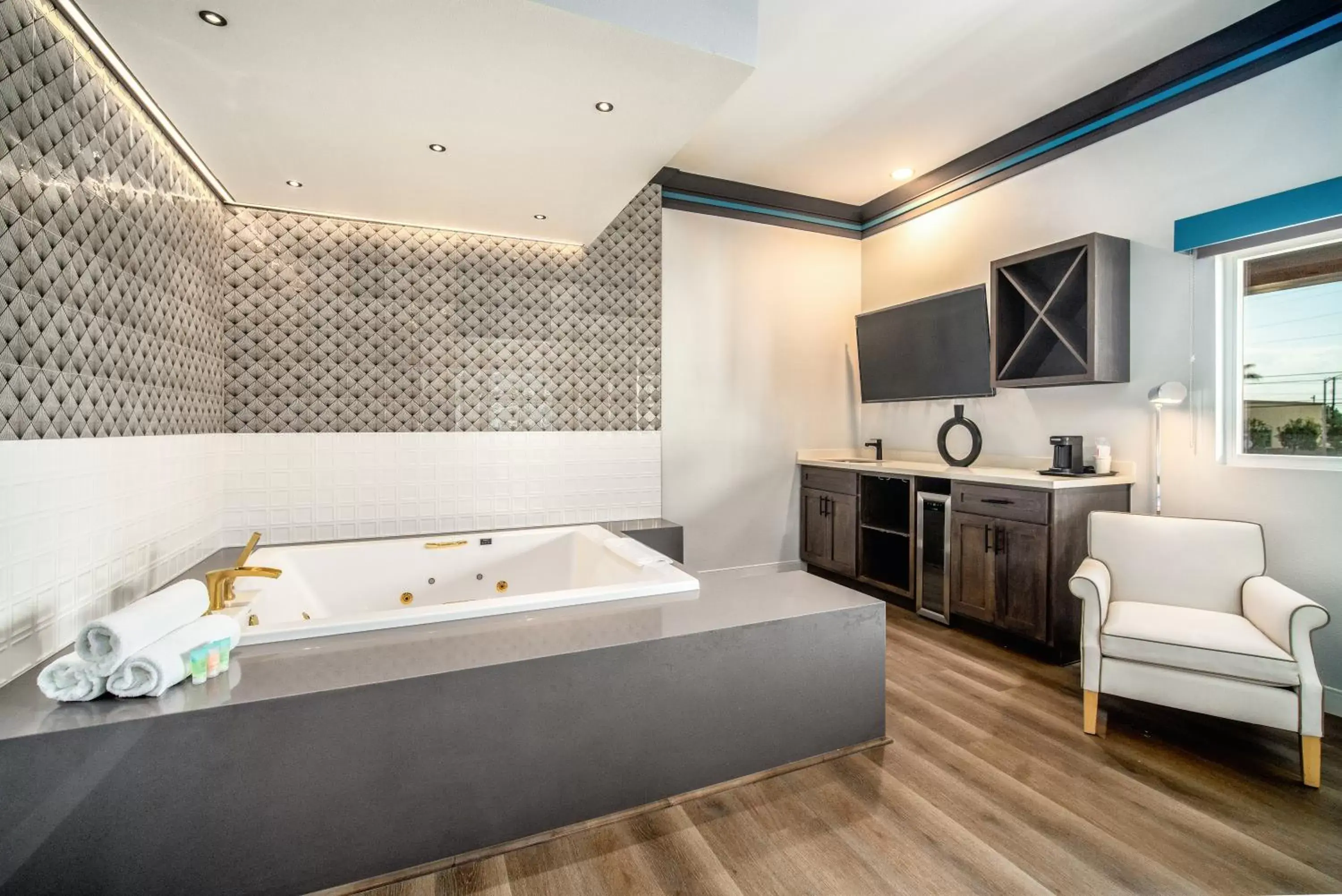 Hot Tub, Bathroom in Aspire Inn Studios & Spas