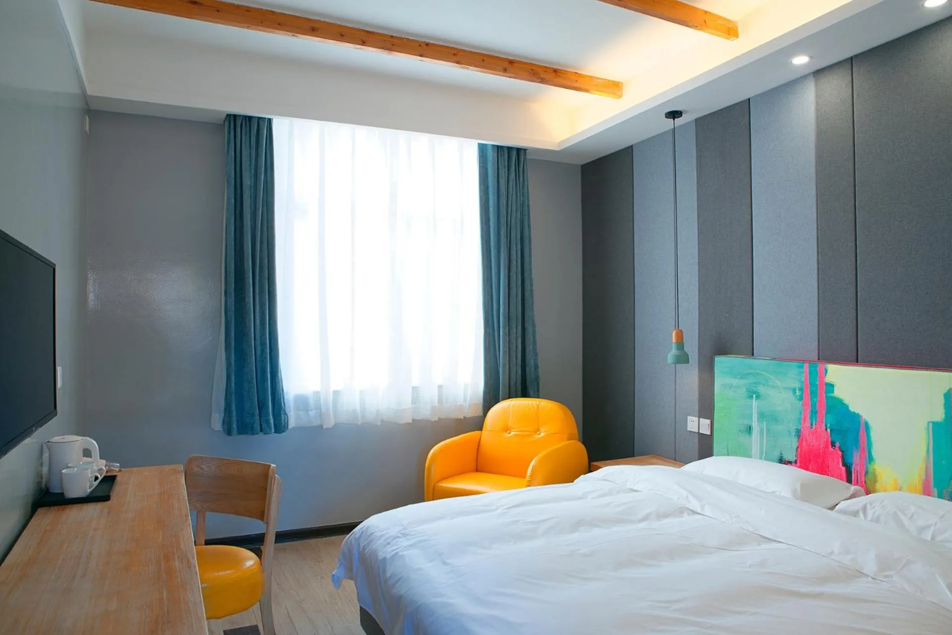 Photo of the whole room, Bed in The Cloudland International Youth Hostel Close to the city center,15 min walks to the subway, Close to the night market, old street, green lake, English-speaking service, free Activity convenient payment and visa cards are accepted