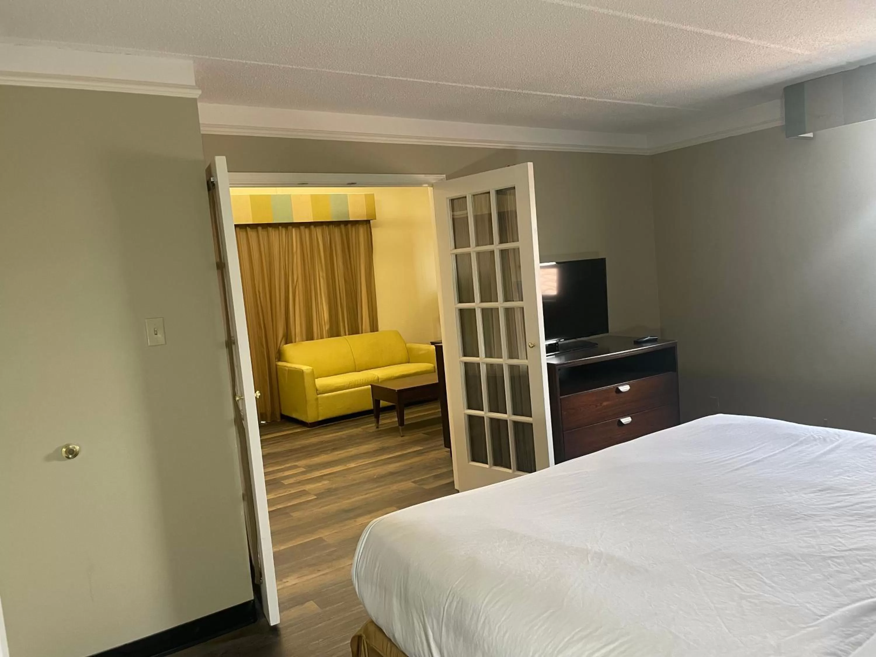 Bedroom, Bed in Travelodge by Wyndham Tuscaloosa