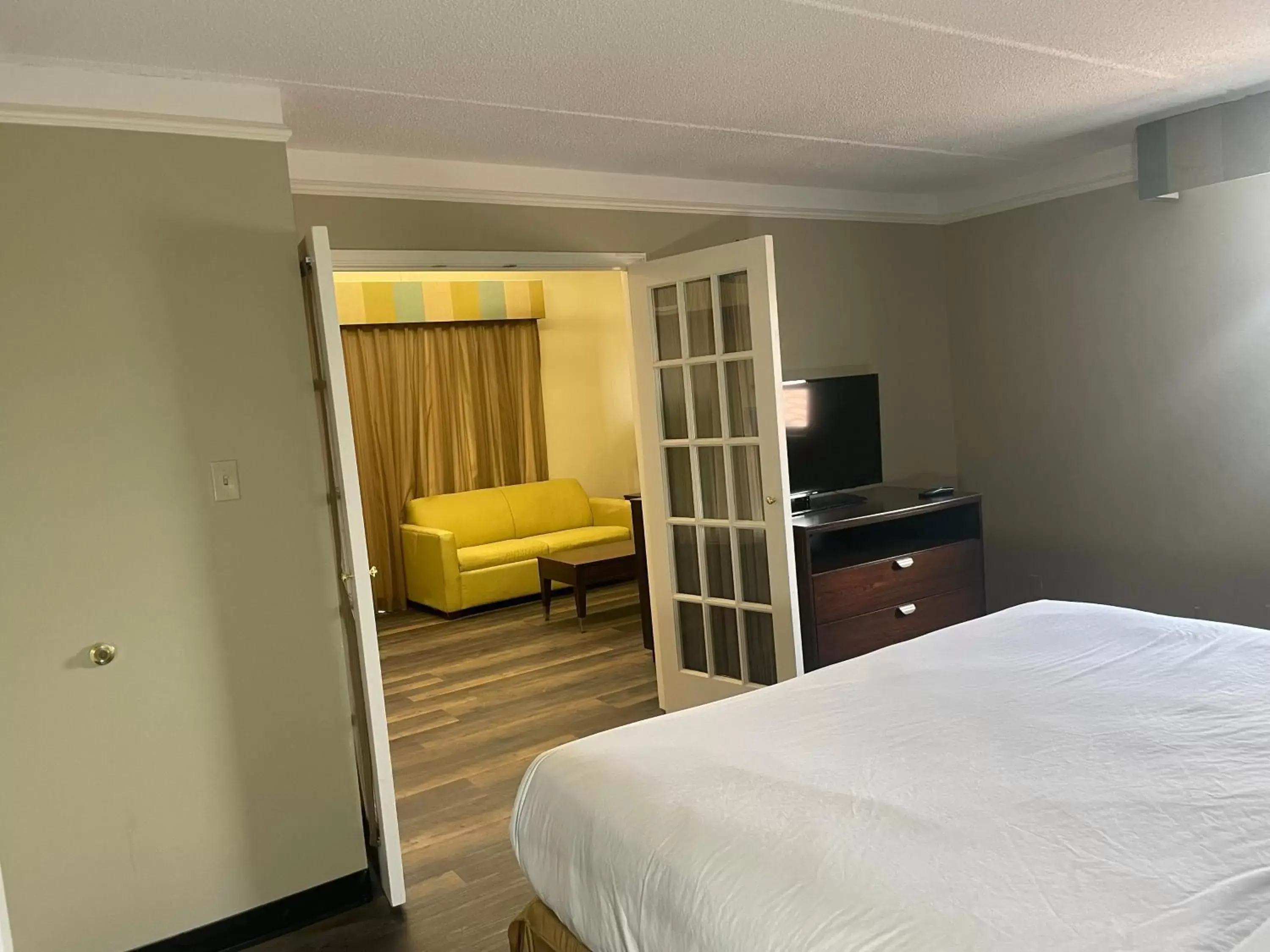 Bedroom, TV/Entertainment Center in Travelodge by Wyndham Tuscaloosa