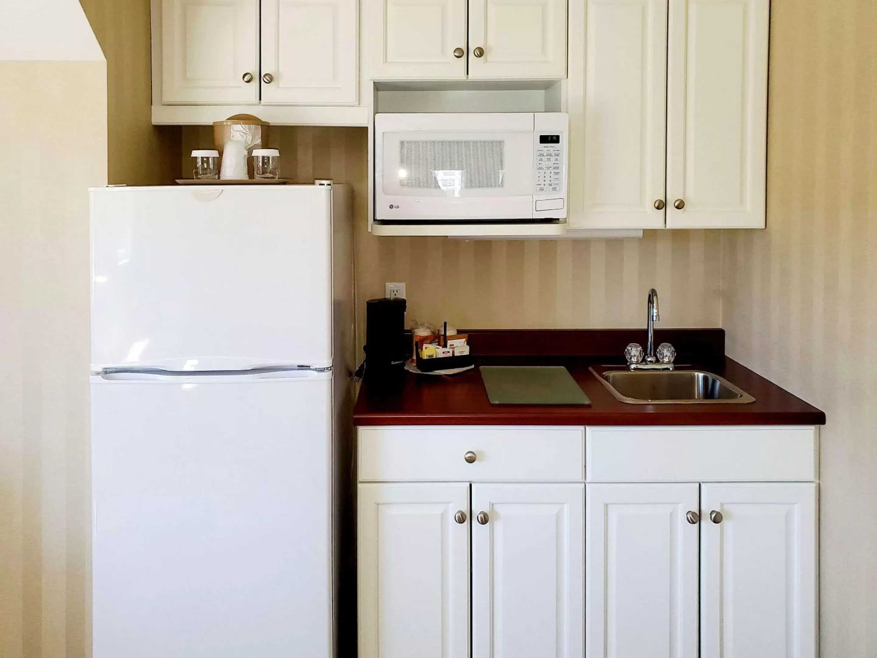 Bedroom, Kitchen/Kitchenette in Quality Inn & Suites Downtown