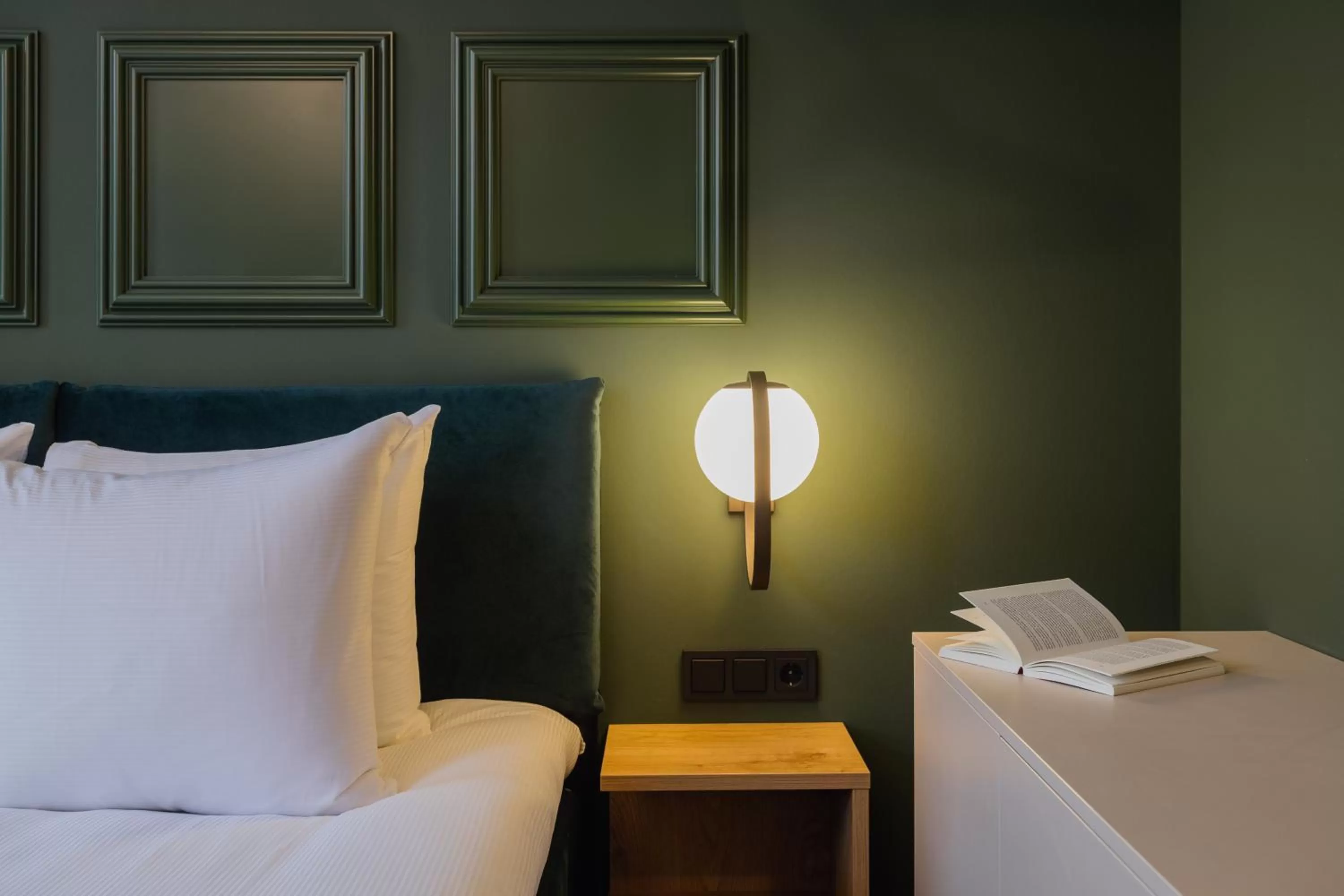 Bed, Seating Area in Hotel St Joris I Kloeg Collection