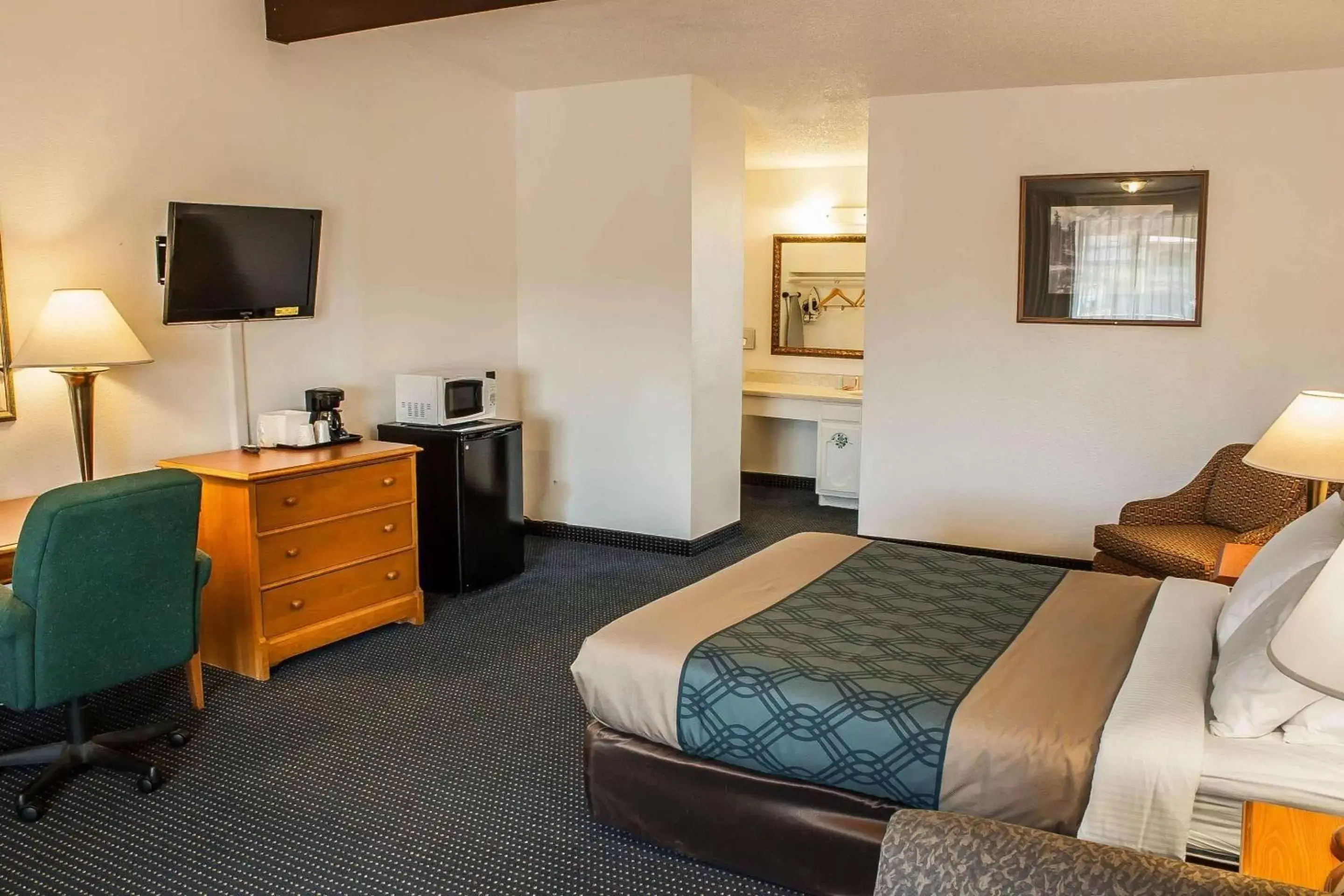 Photo of the whole room, Bed in Econo Lodge Inn & Suites Hoquiam