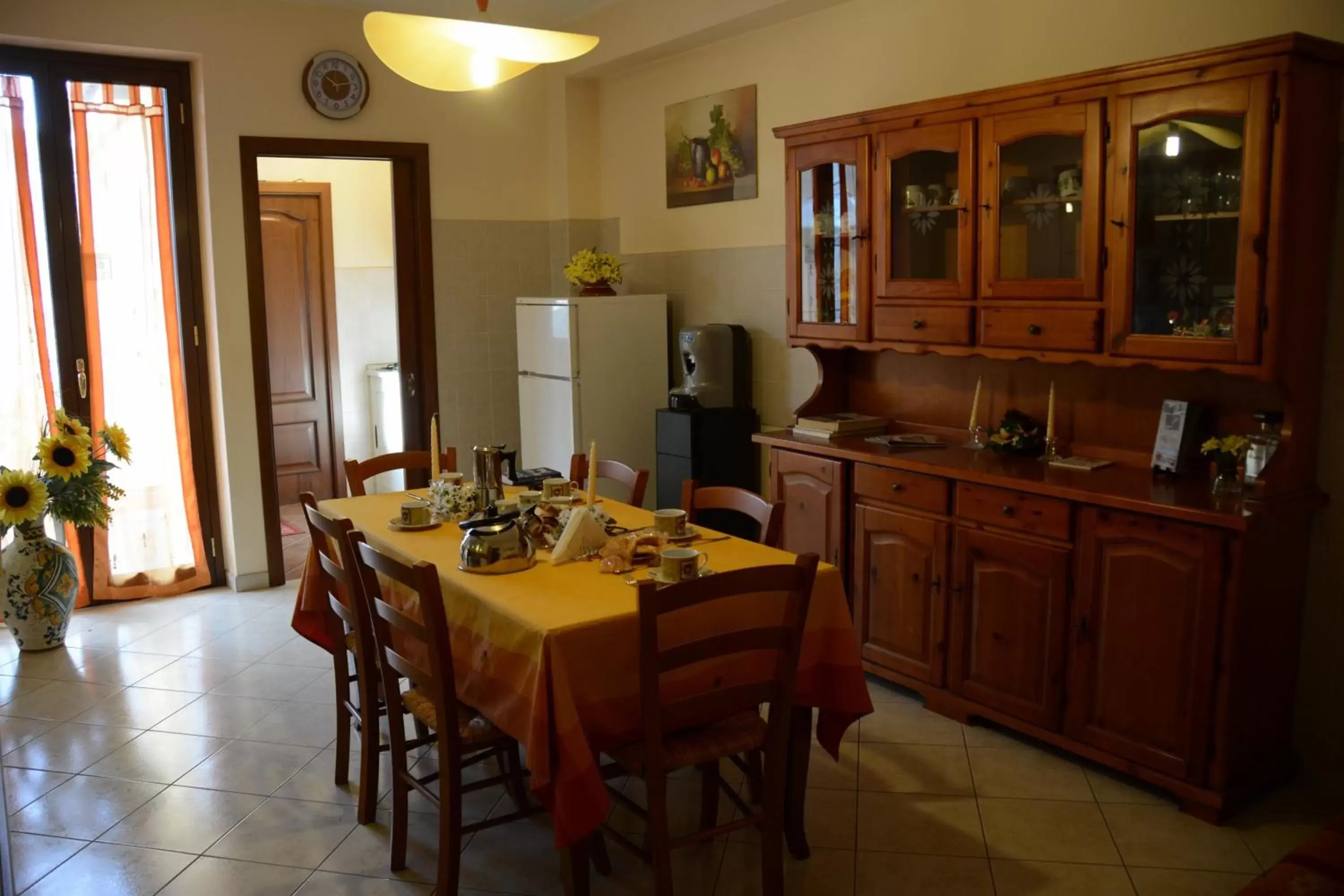 Communal kitchen, Dining Area in B&B Casabella