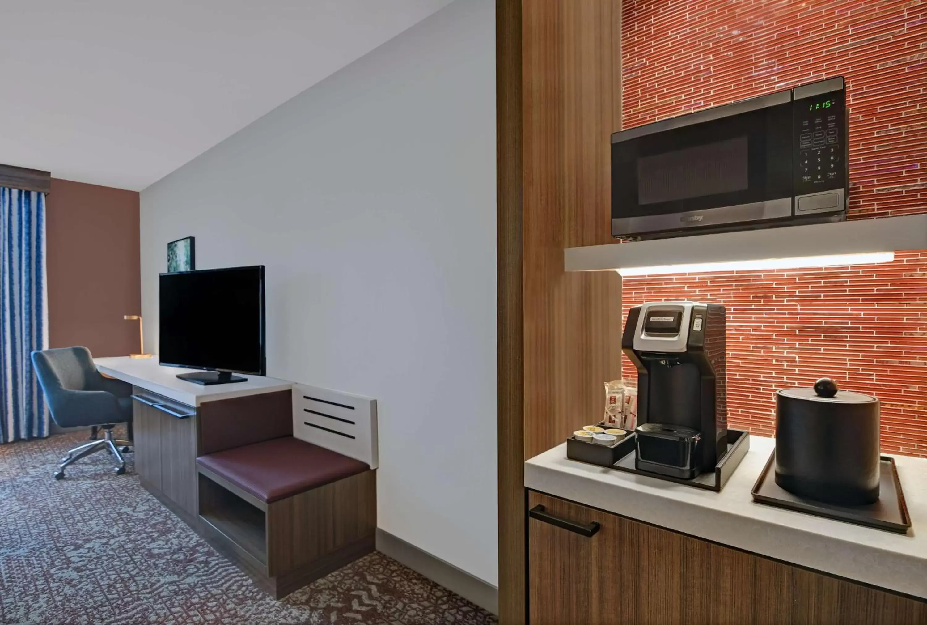 Bedroom, TV/Entertainment Center in Hilton Garden Inn Madison Huntsville Airport