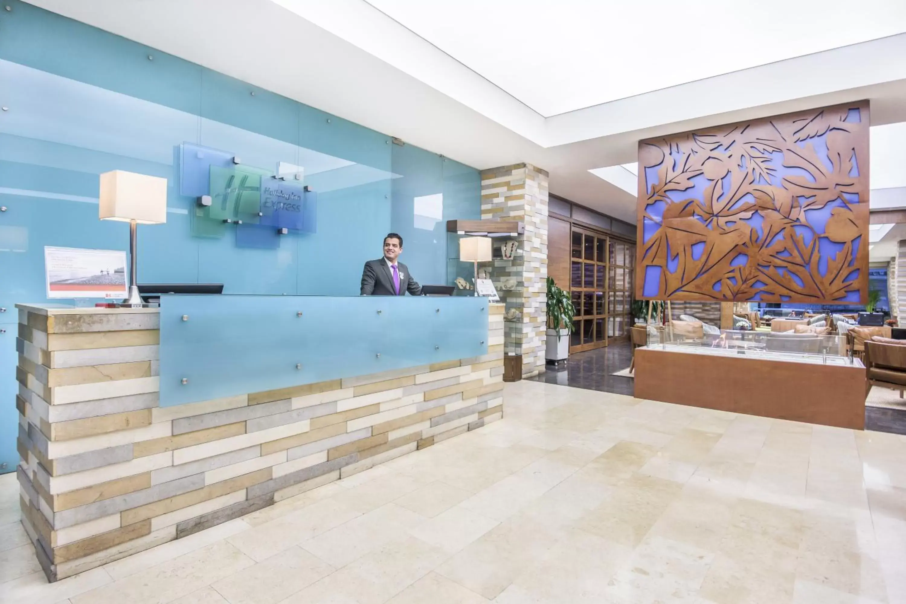 Property building, Lobby/Reception in Holiday Inn Express Bogotá - Parque La 93, an IHG Hotel