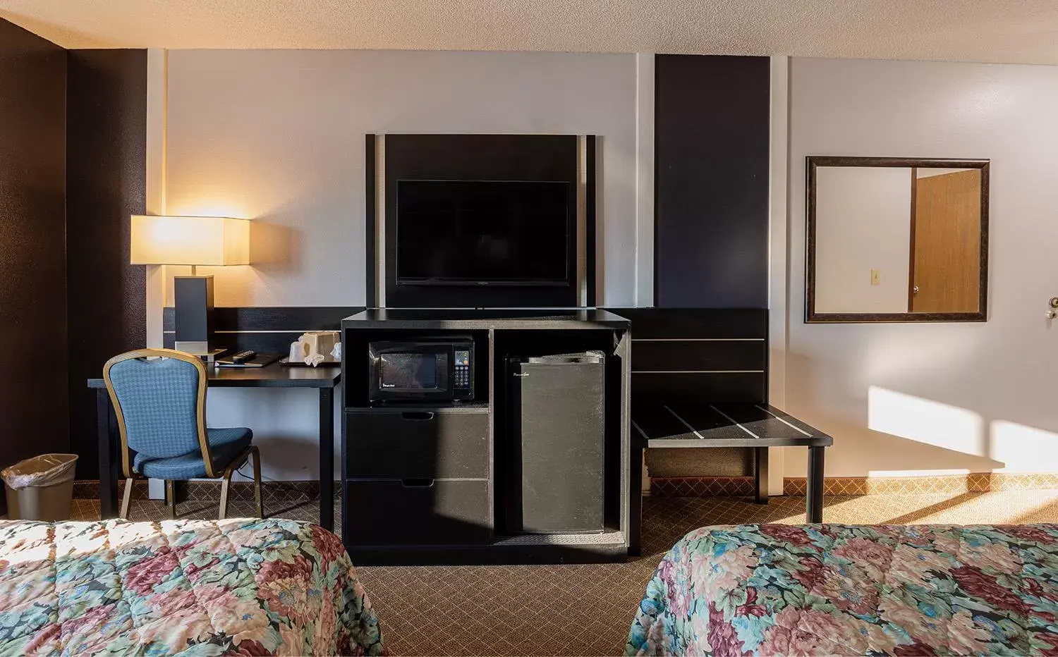 Bed, TV/Entertainment Center in Coratel Inn & Suites by Jasper Hastings