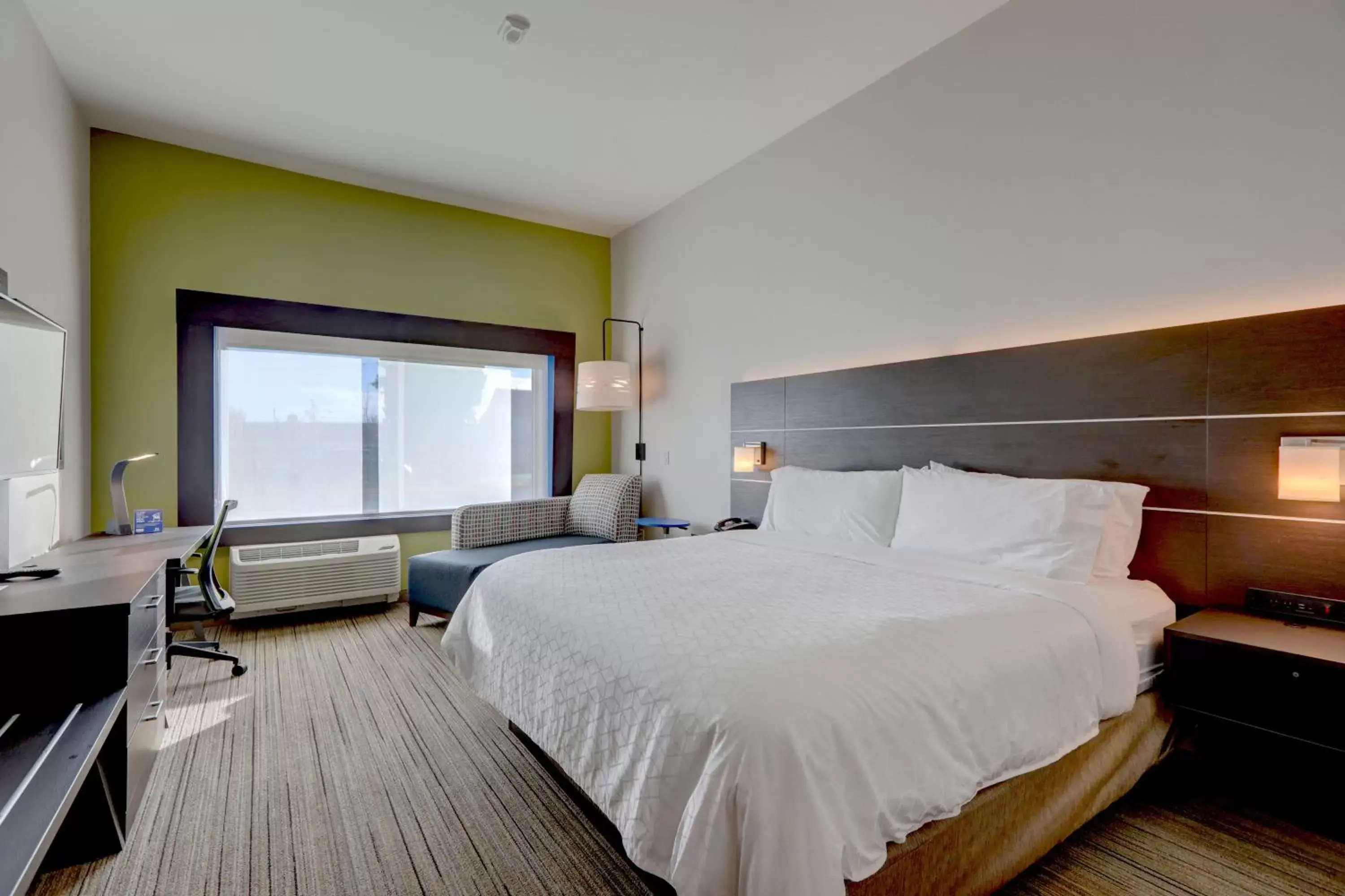 Bed in Holiday Inn Express & Suites - Auburn Downtown, an IHG Hotel
