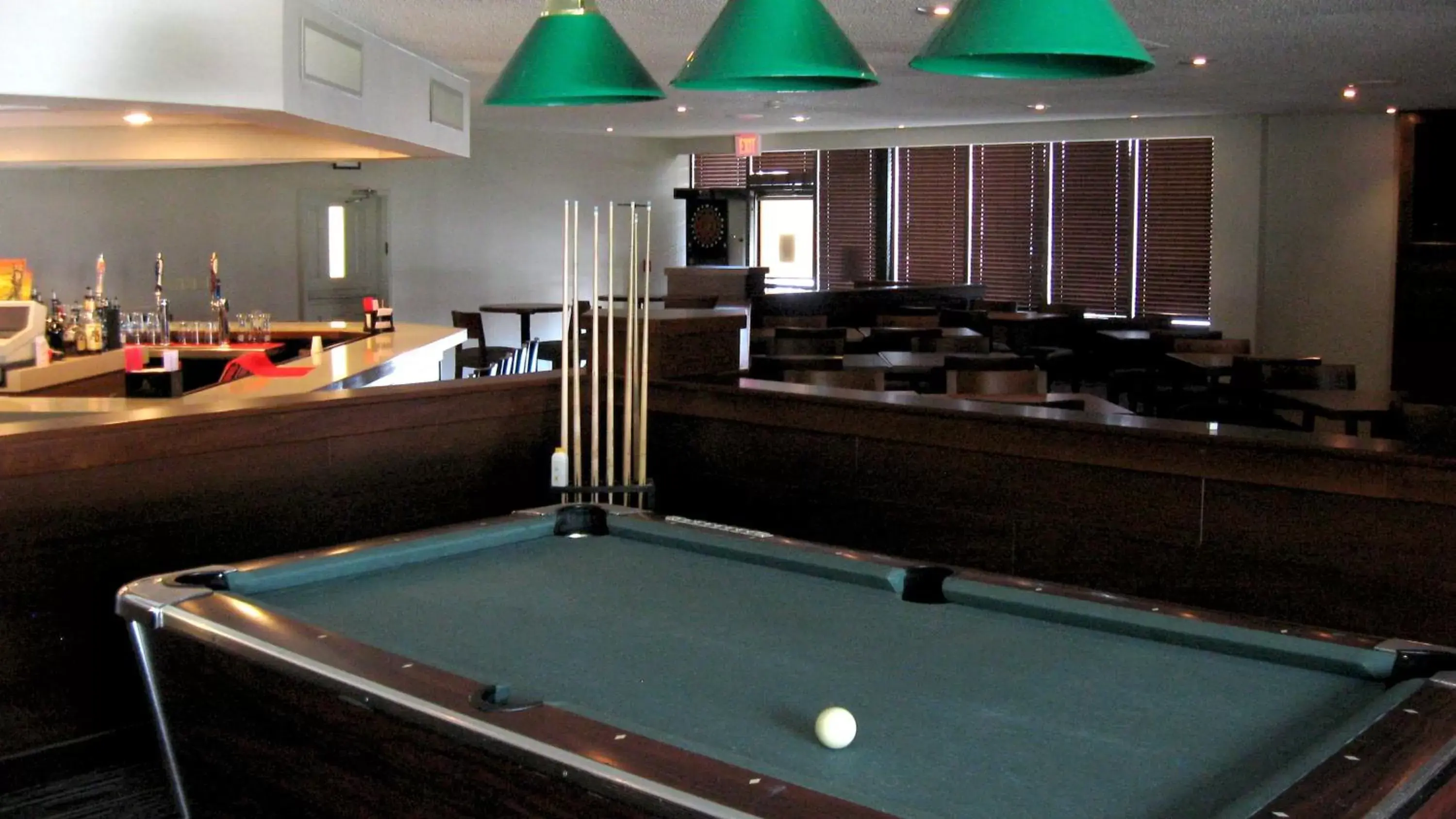 Lounge or bar, Billiards in Clarion Inn
