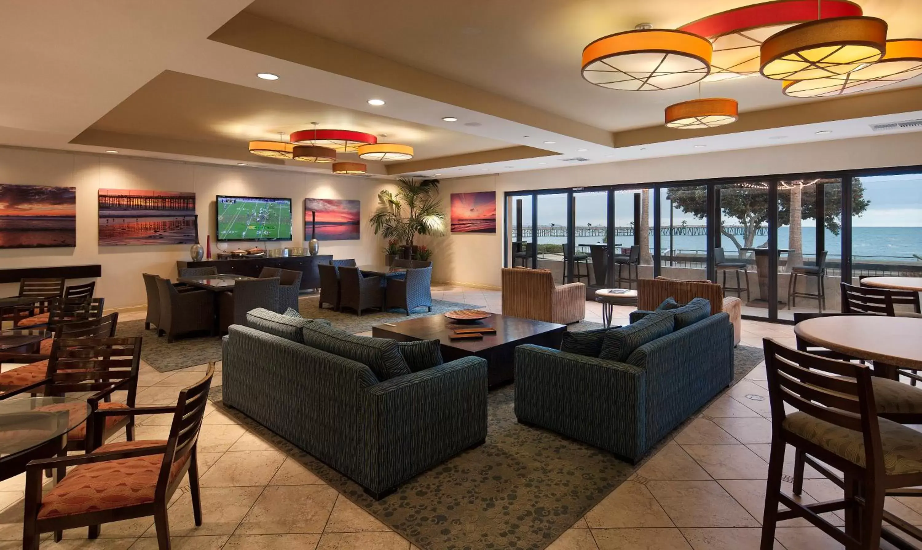 Lounge or bar, Lobby/Reception in Crowne Plaza Hotel Ventura Beach, an IHG Hotel