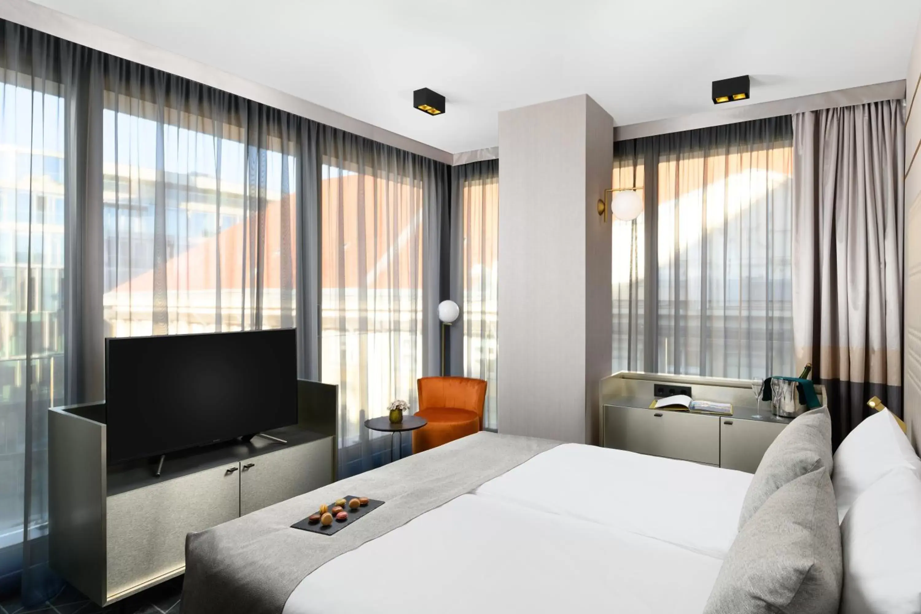 Corner Room in Emerald Hotel by Continental Group Corner Room in Emerald Hotel by Continental Group