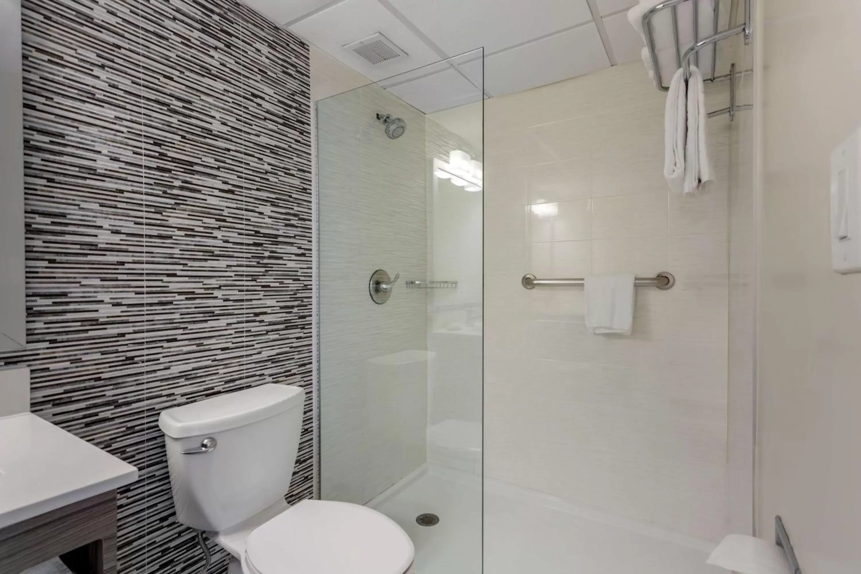 King Room with Roll-In Shower - Disability Access in Best Western Plus Brooklyn Bay Hotel King Room with Roll-In Shower - Disability Access in Best Western Plus Brooklyn Bay Hotel