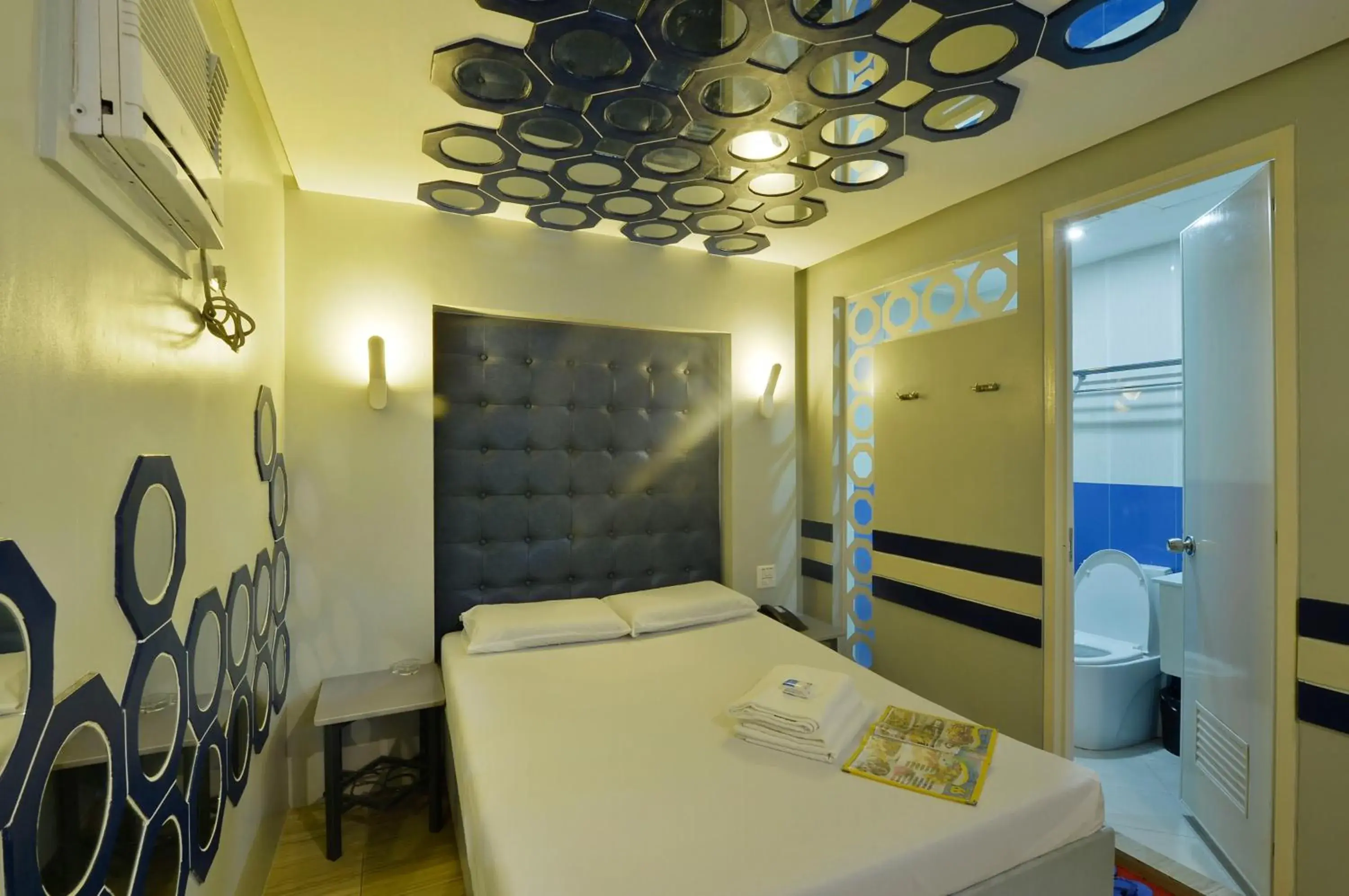 Bed, Bathroom in Hotel 99 Monumento