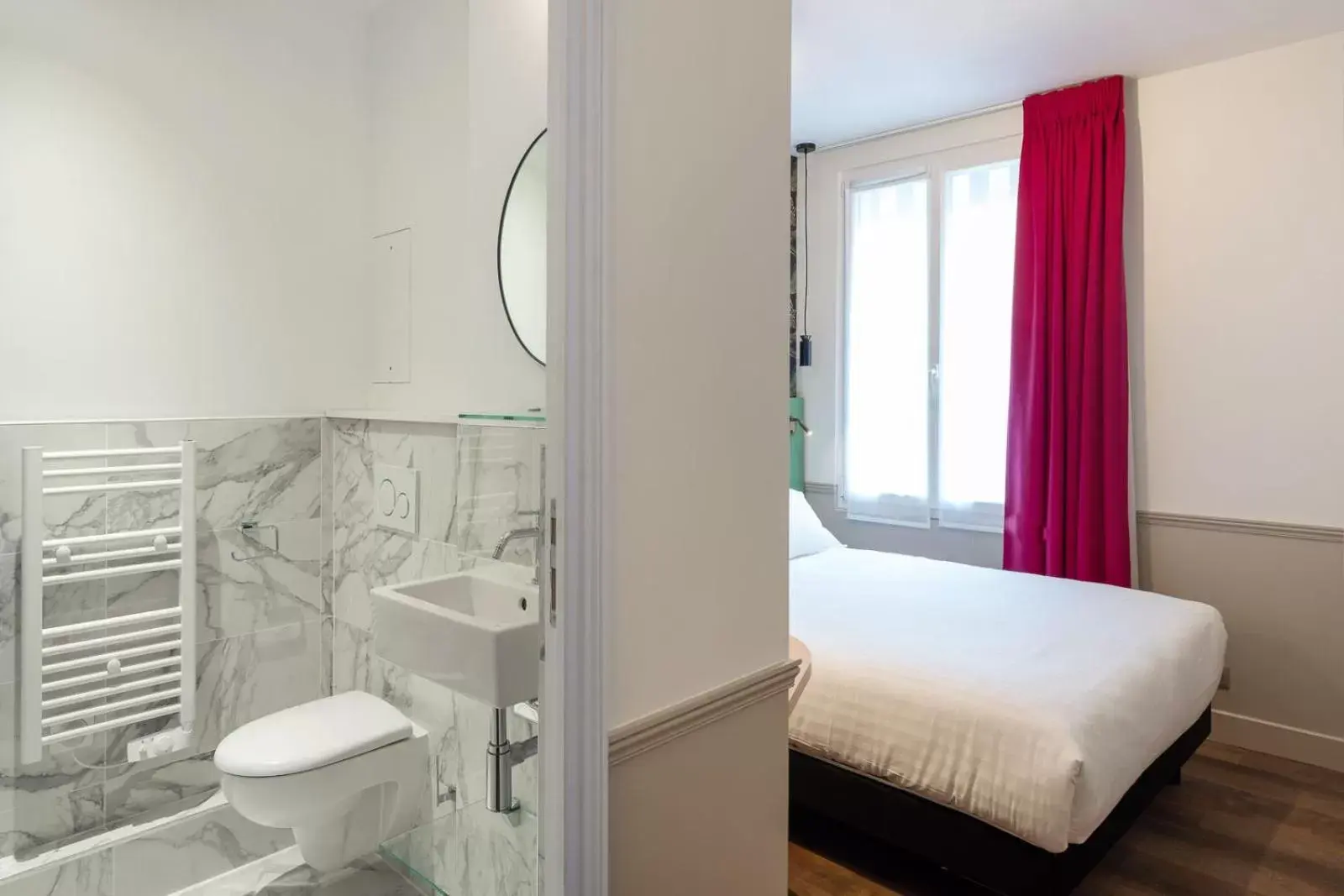 Bed, Bathroom in Hôtel 31 - Paris Tour Eiffel