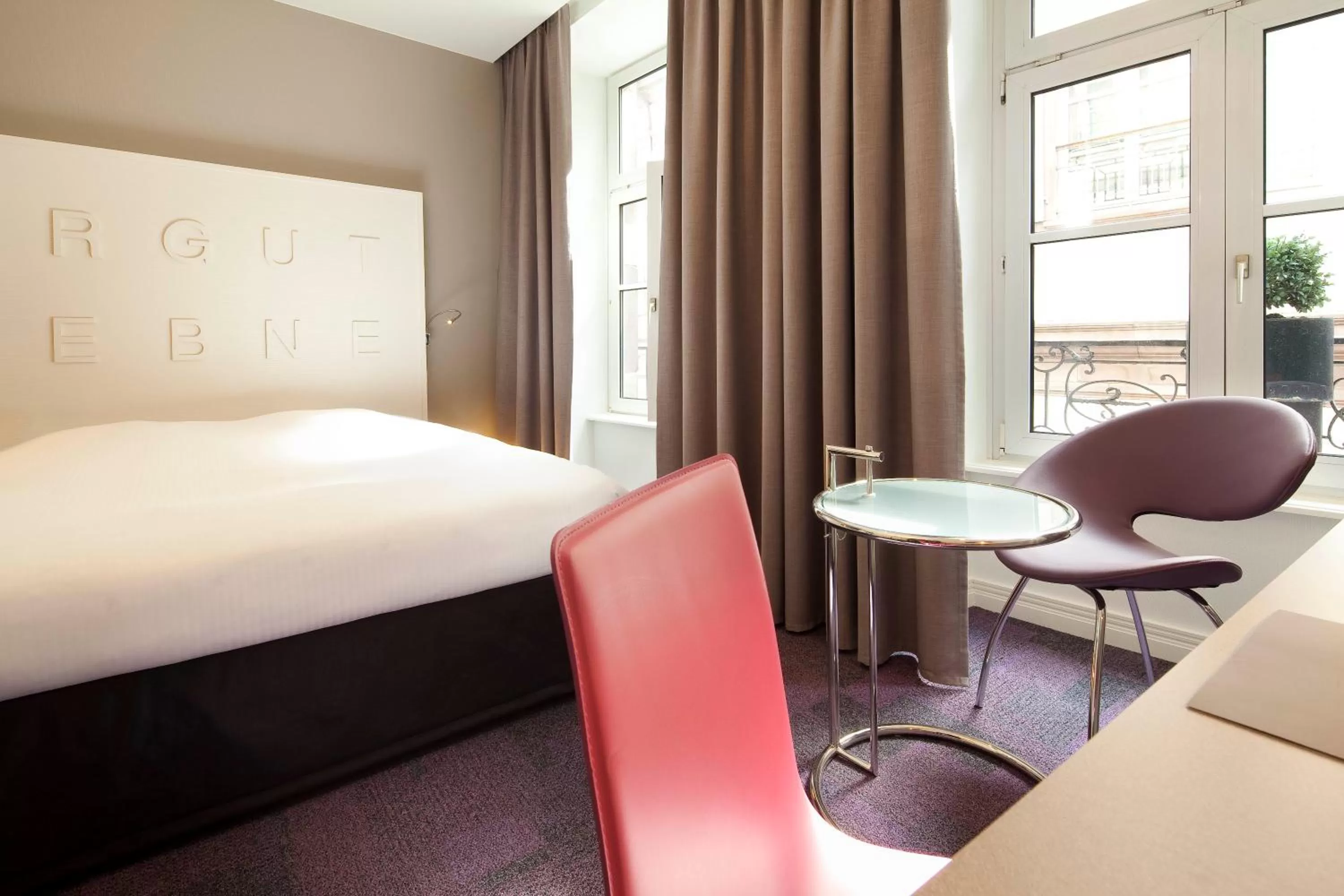 Photo of the whole room, Bed in Hôtel Gutenberg