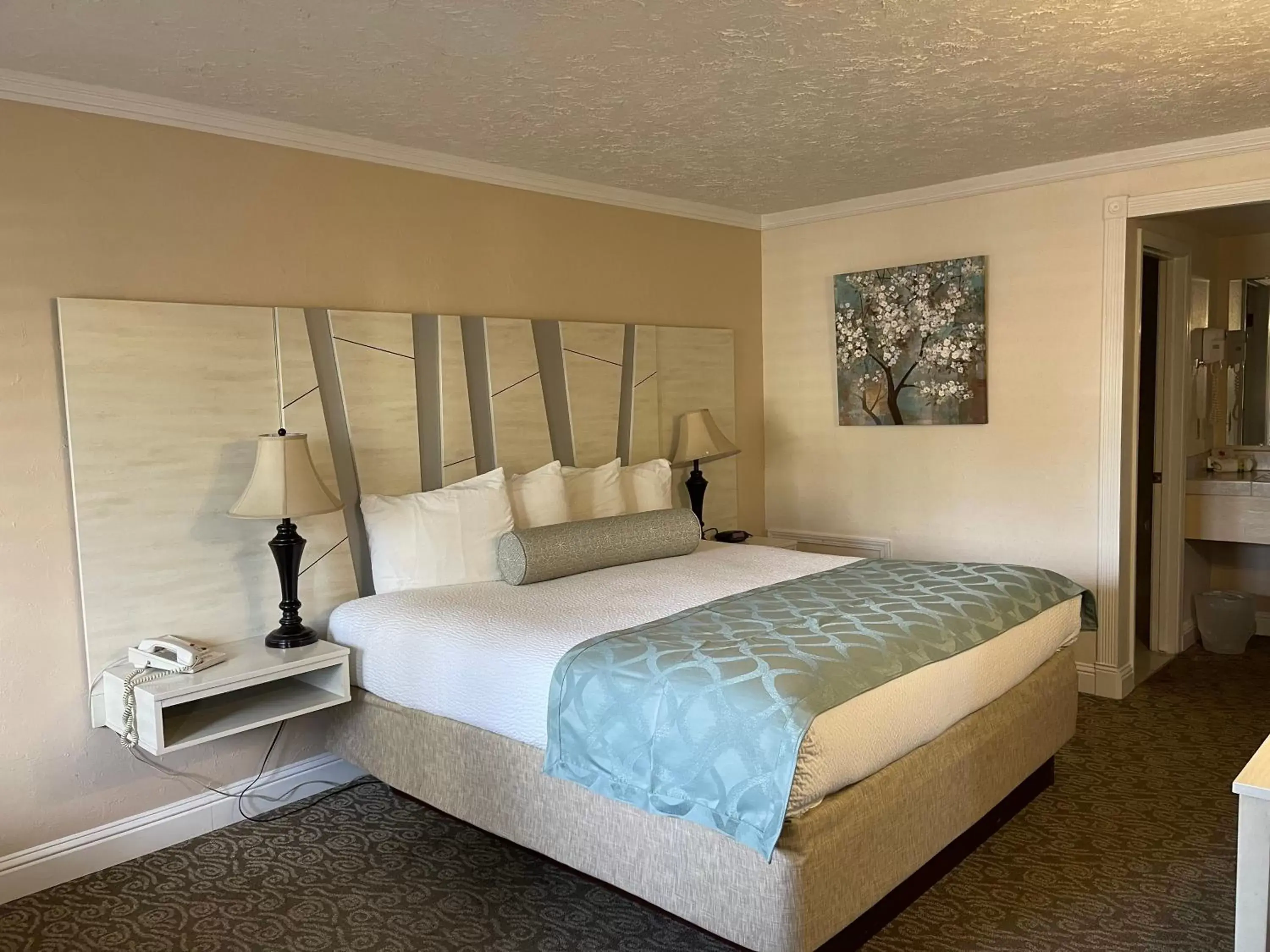 Bedroom, Bed in Baechtel Creek Inn, Ascend Hotel Collection