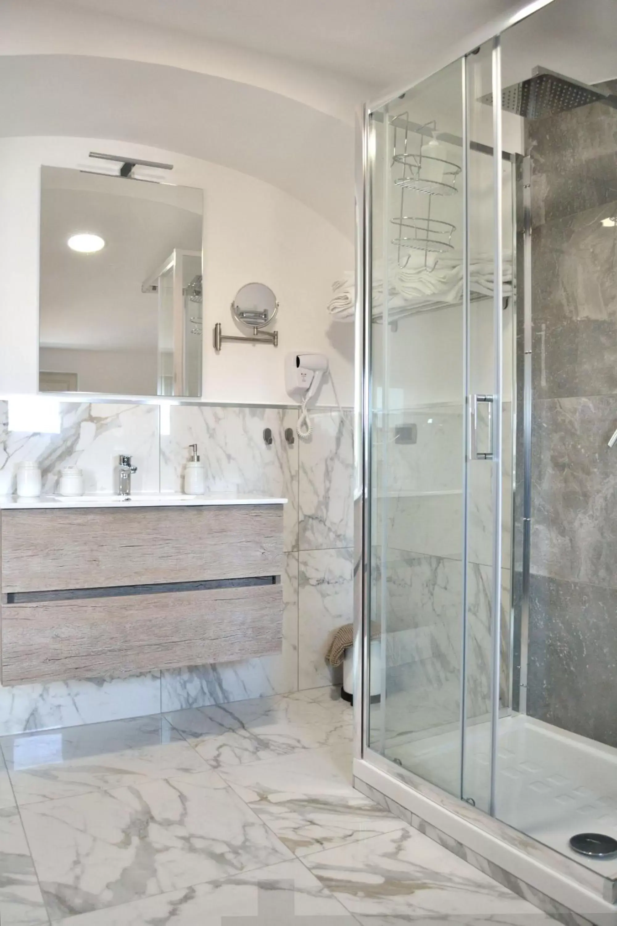 Shower, Bathroom in B&B Cloud