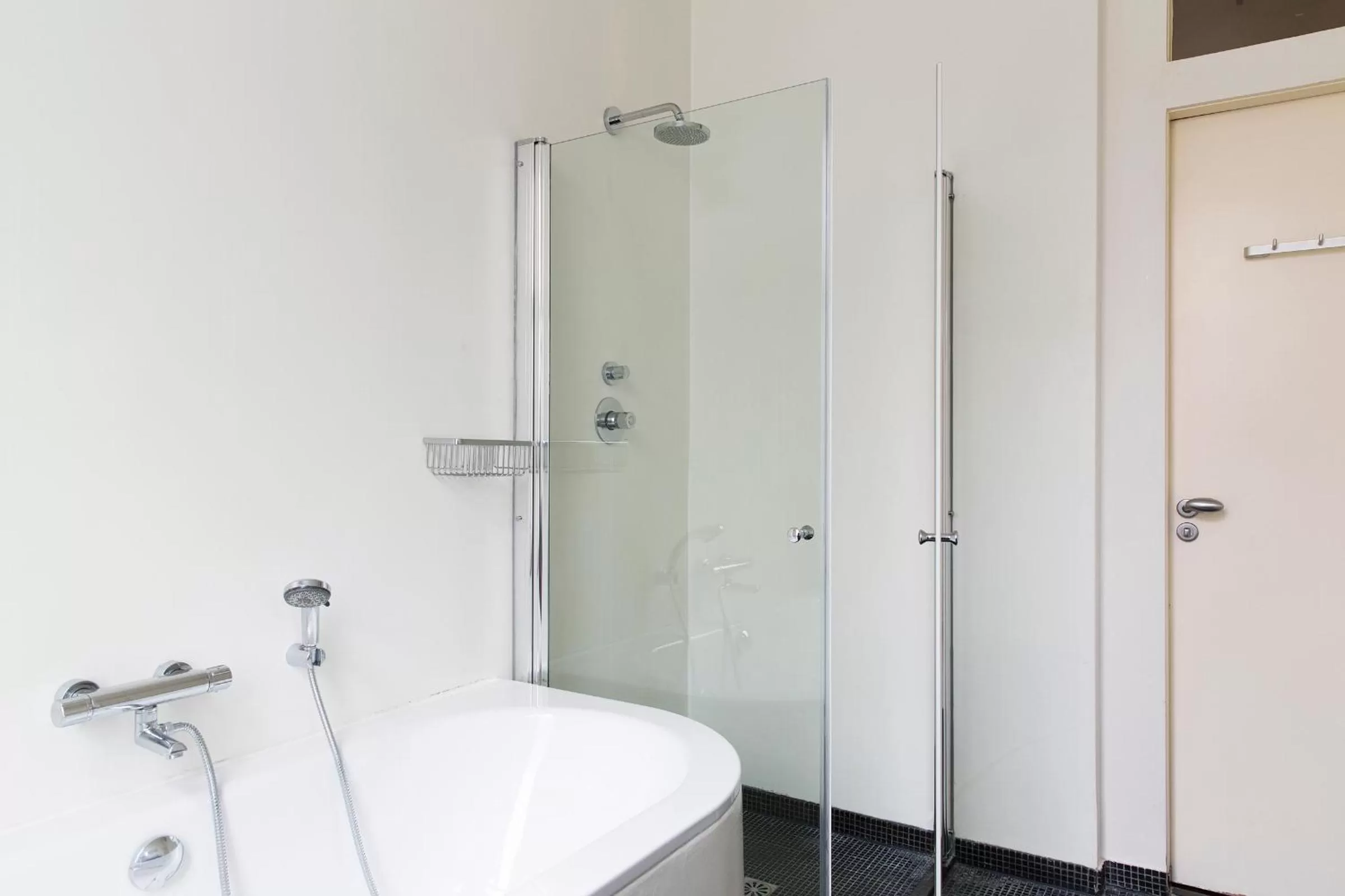 Bathroom in Marnix Modern: Supercentral 8P