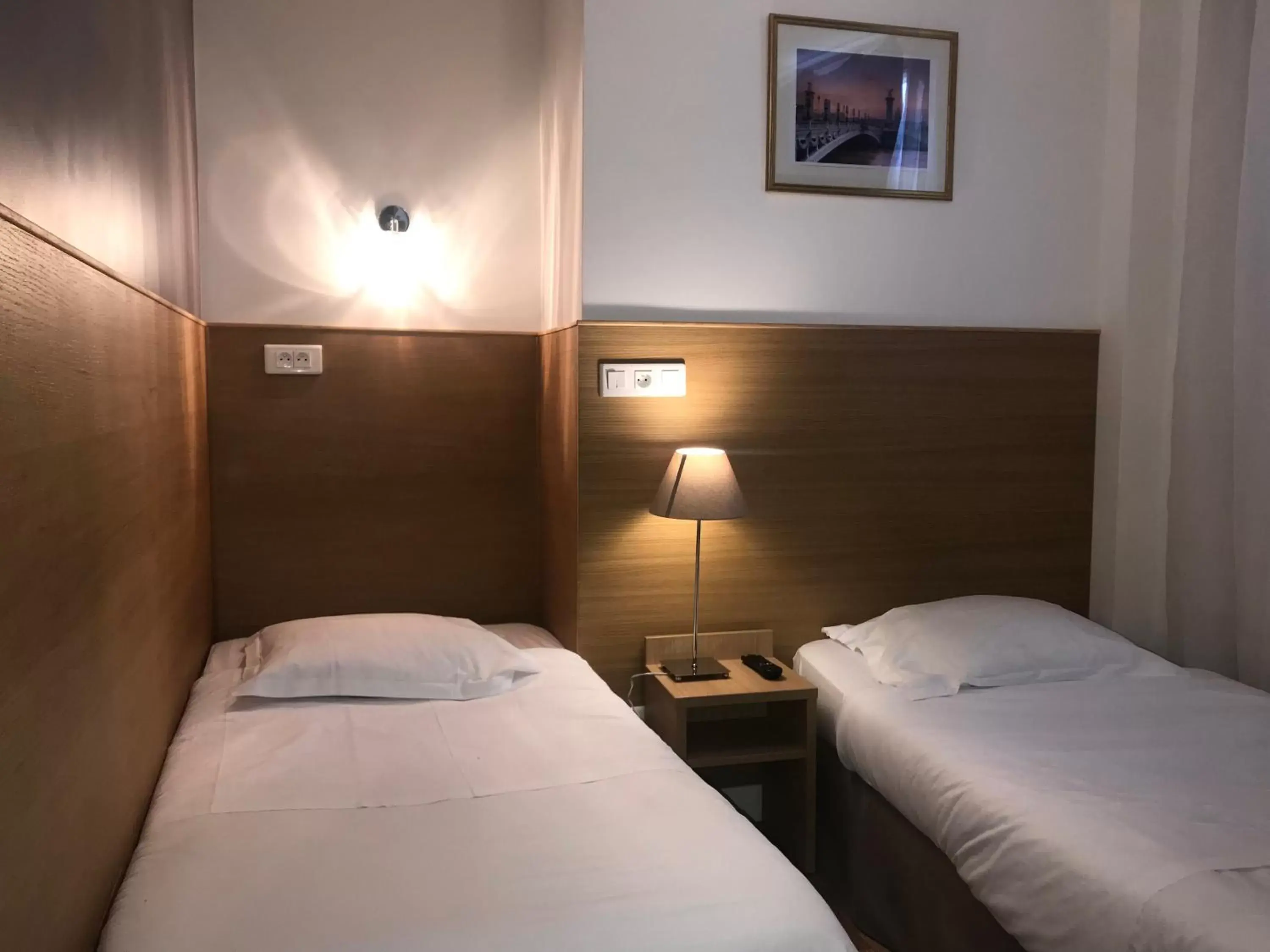 Twin Room with Shower in Hotel de L'Union Twin Room with Shower in Hotel de L'Union