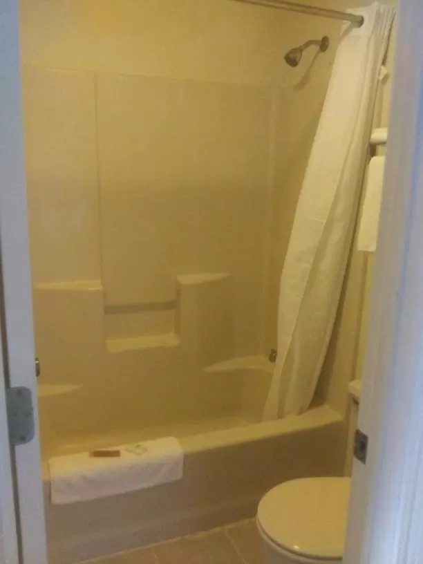 Bathroom in Whispering Creek Lodging & RV Resort