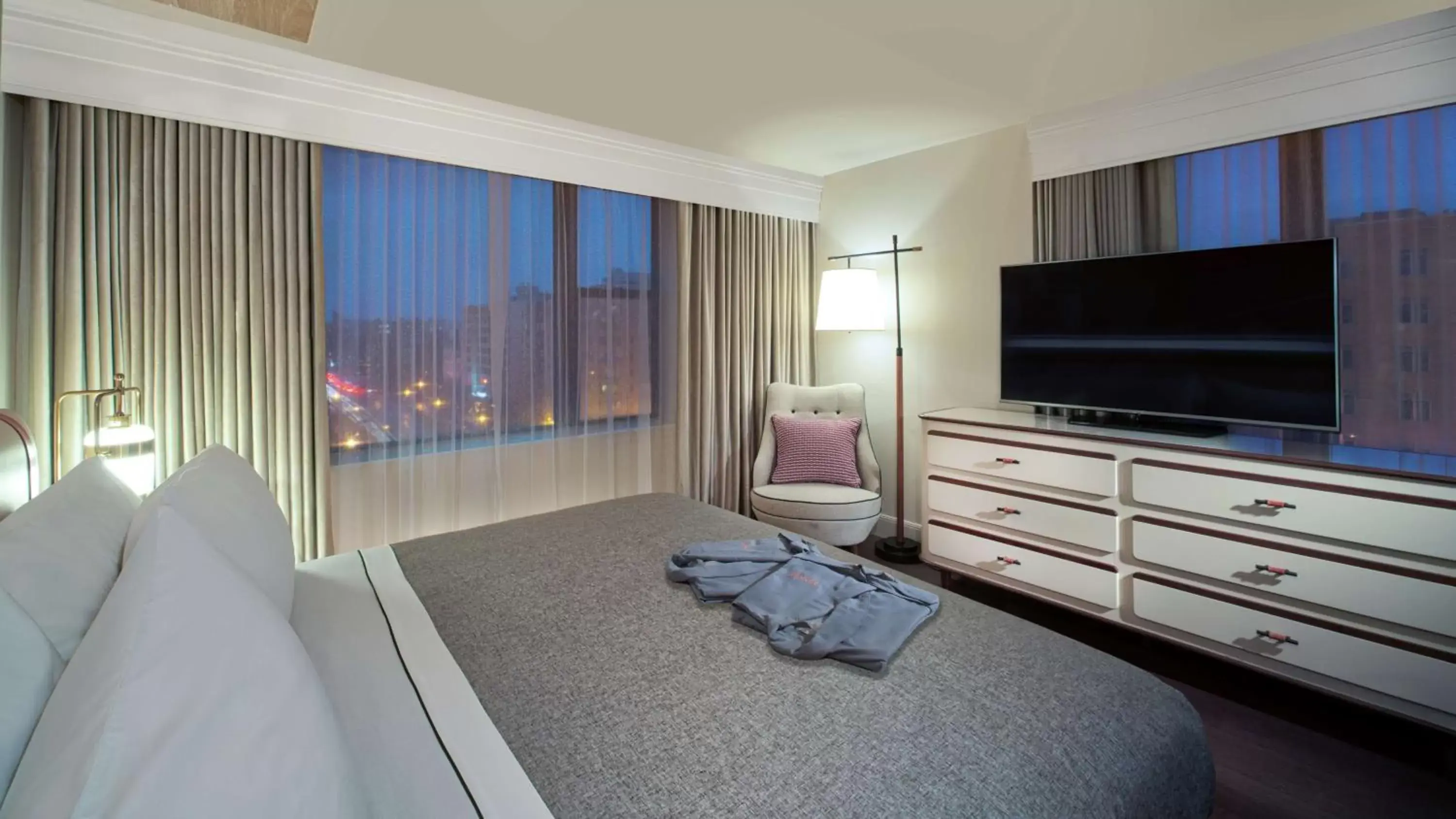 Bed, TV/Entertainment Center in Canopy by Hilton Washington DC Embassy Row