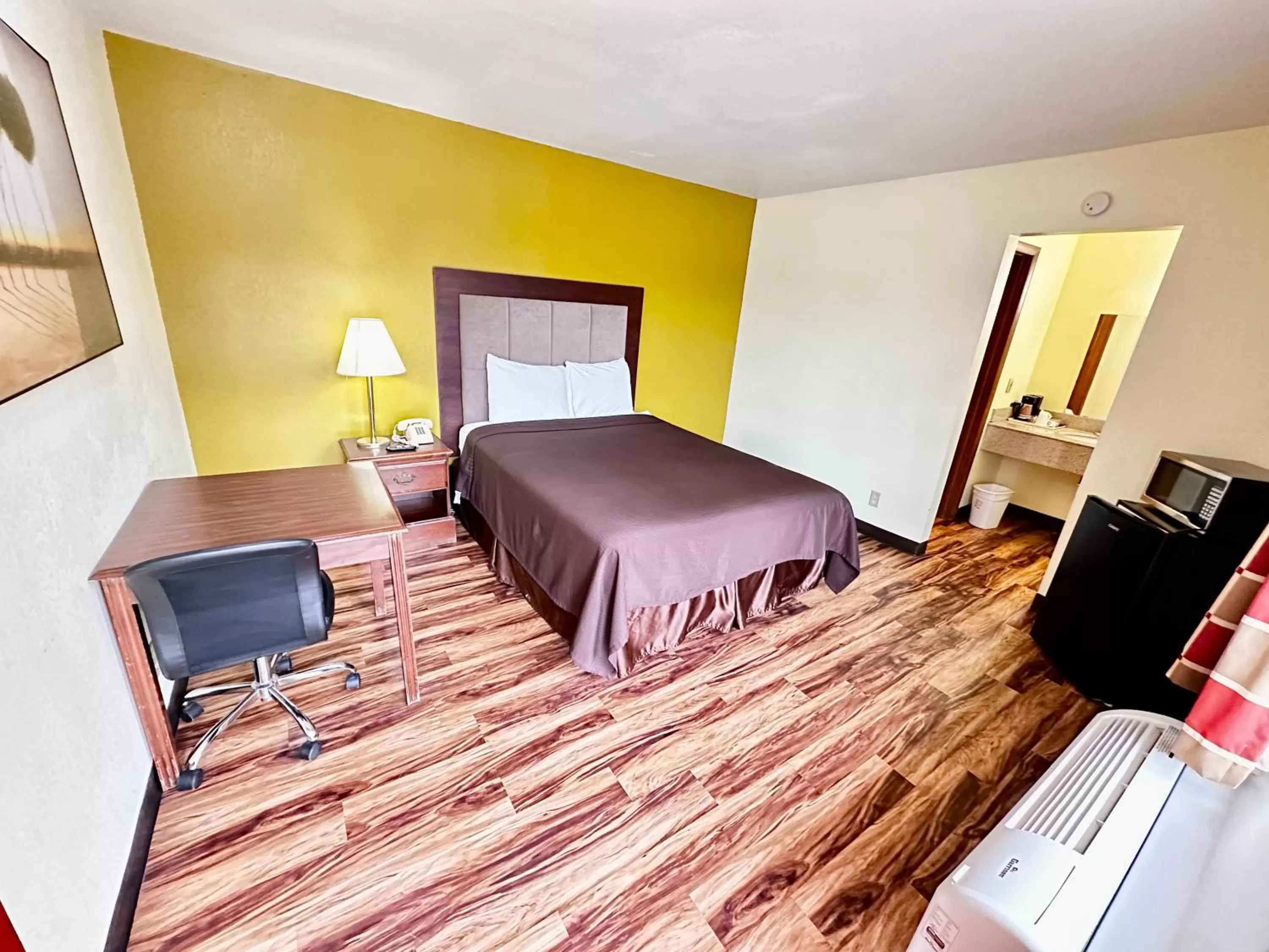 Bedroom, Bed in Regency Inn Iola