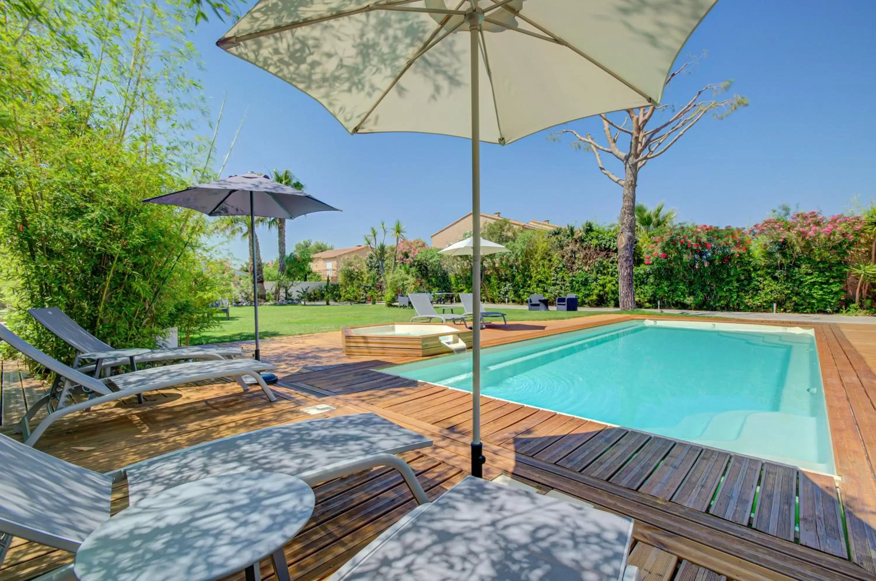 Garden, Swimming Pool in Domaine Le Courti