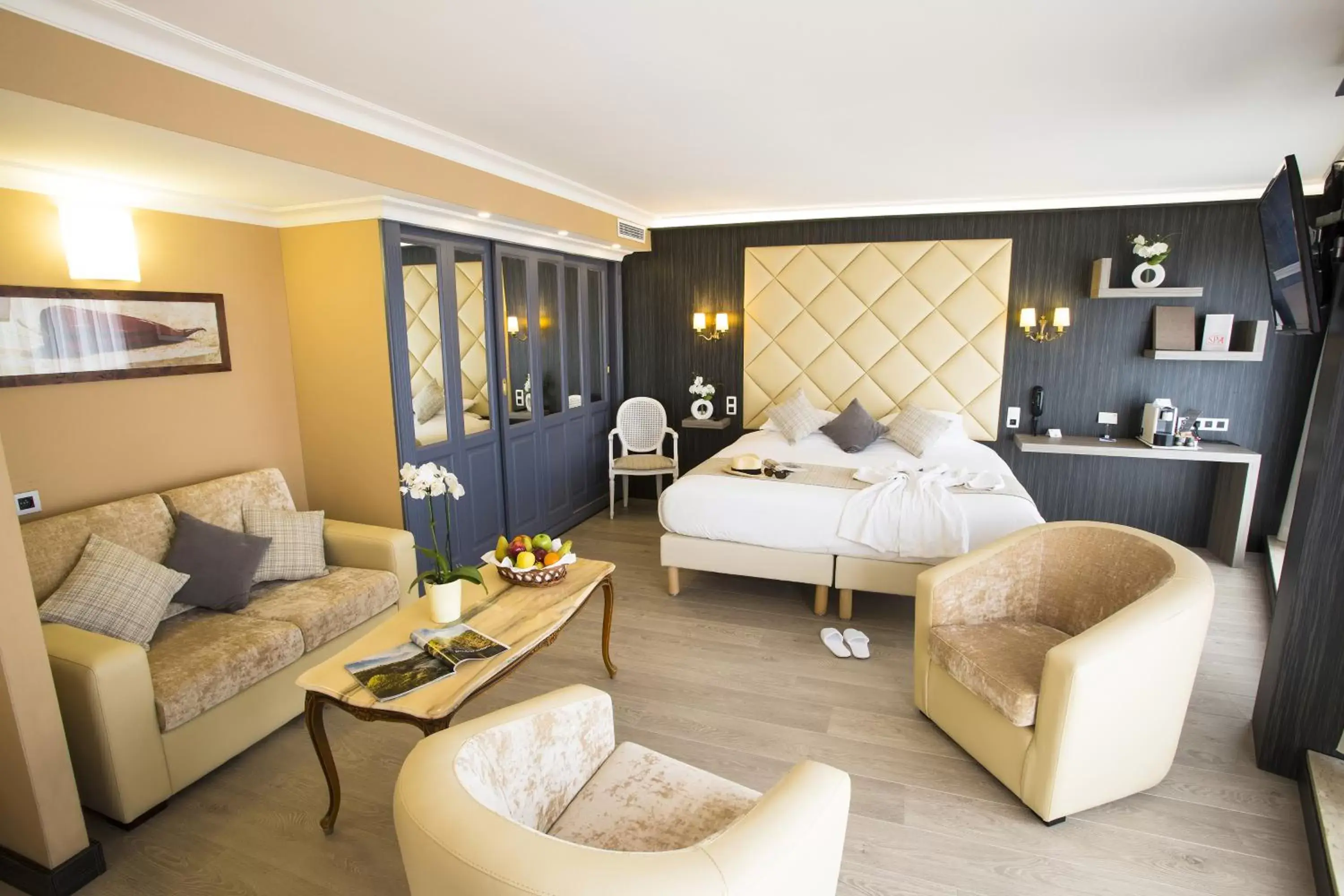 Living room in Best Western Plus Cannes Riviera