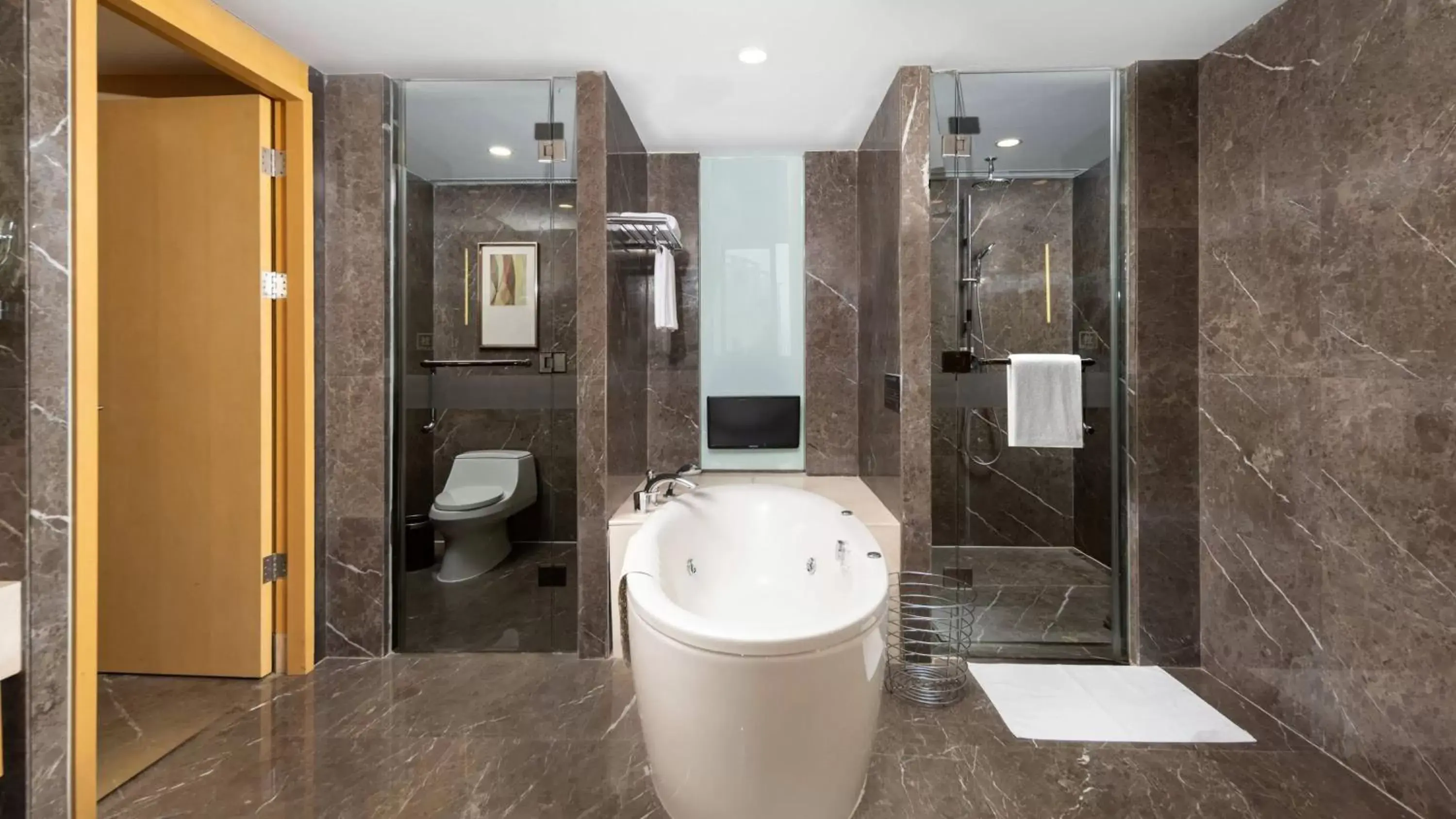 Photo of the whole room, Bathroom in Holiday Inn Shijiazhuang Central, an IHG Hotel