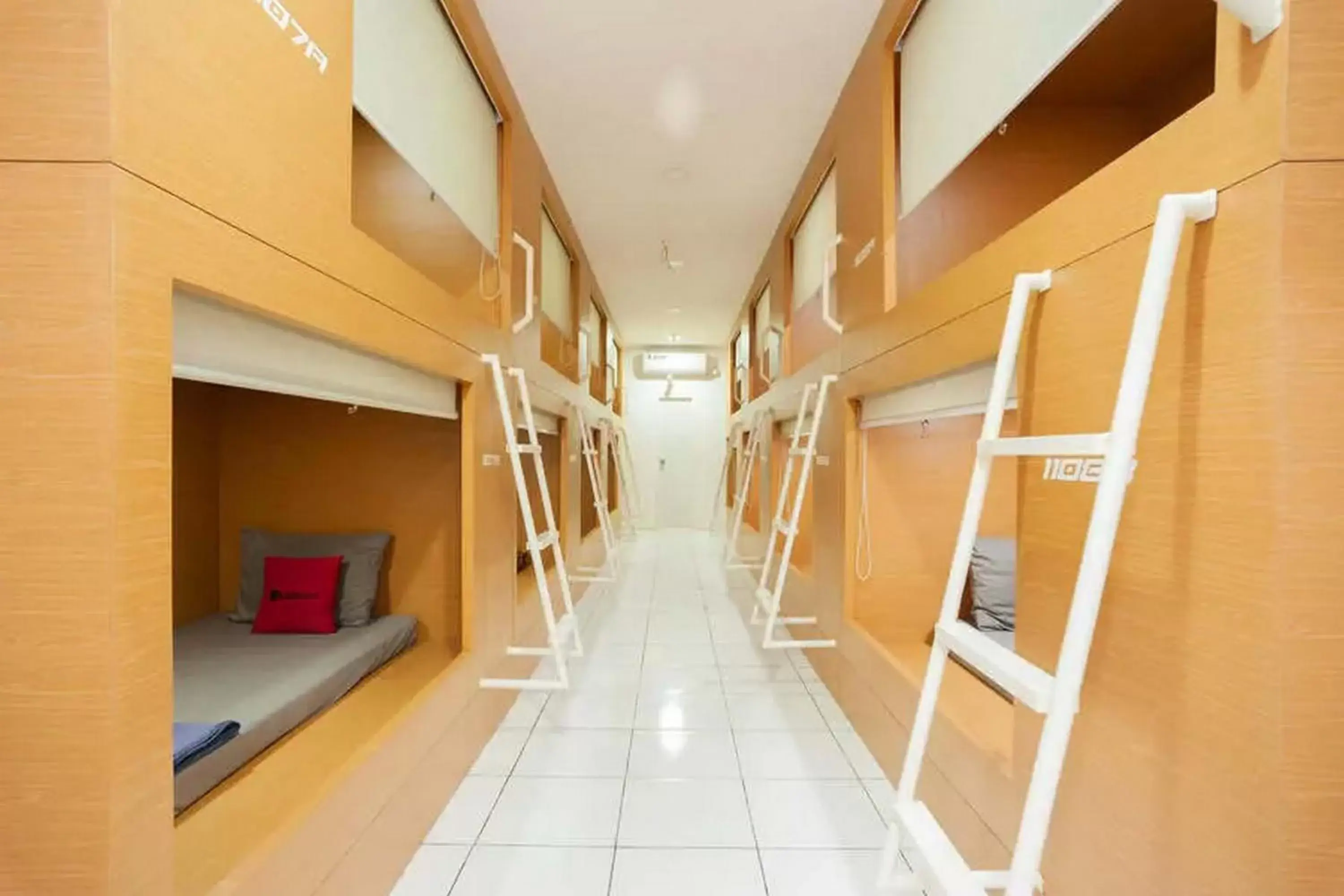 Bedroom in RedDoorz Hostel near Taman Puring