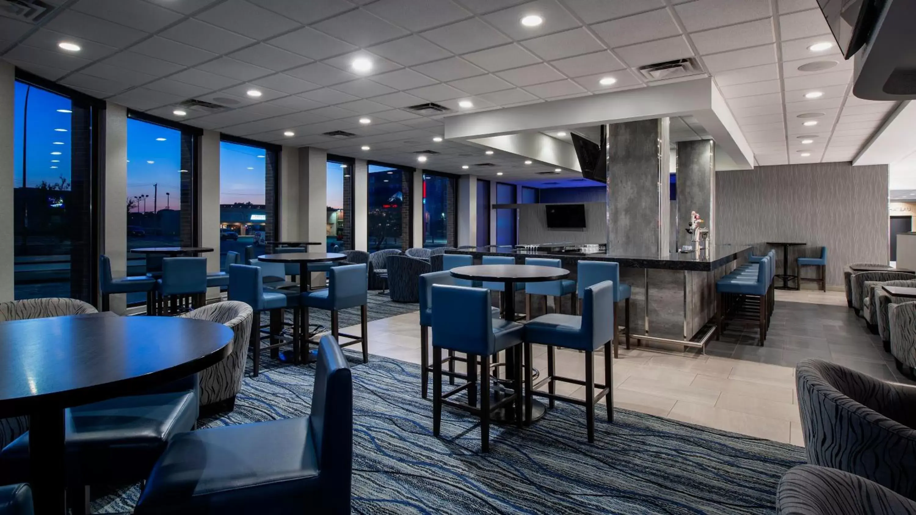 Lounge or bar, Restaurant/Places to Eat in Holiday Inn Winnipeg - Airport West, an IHG Hotel