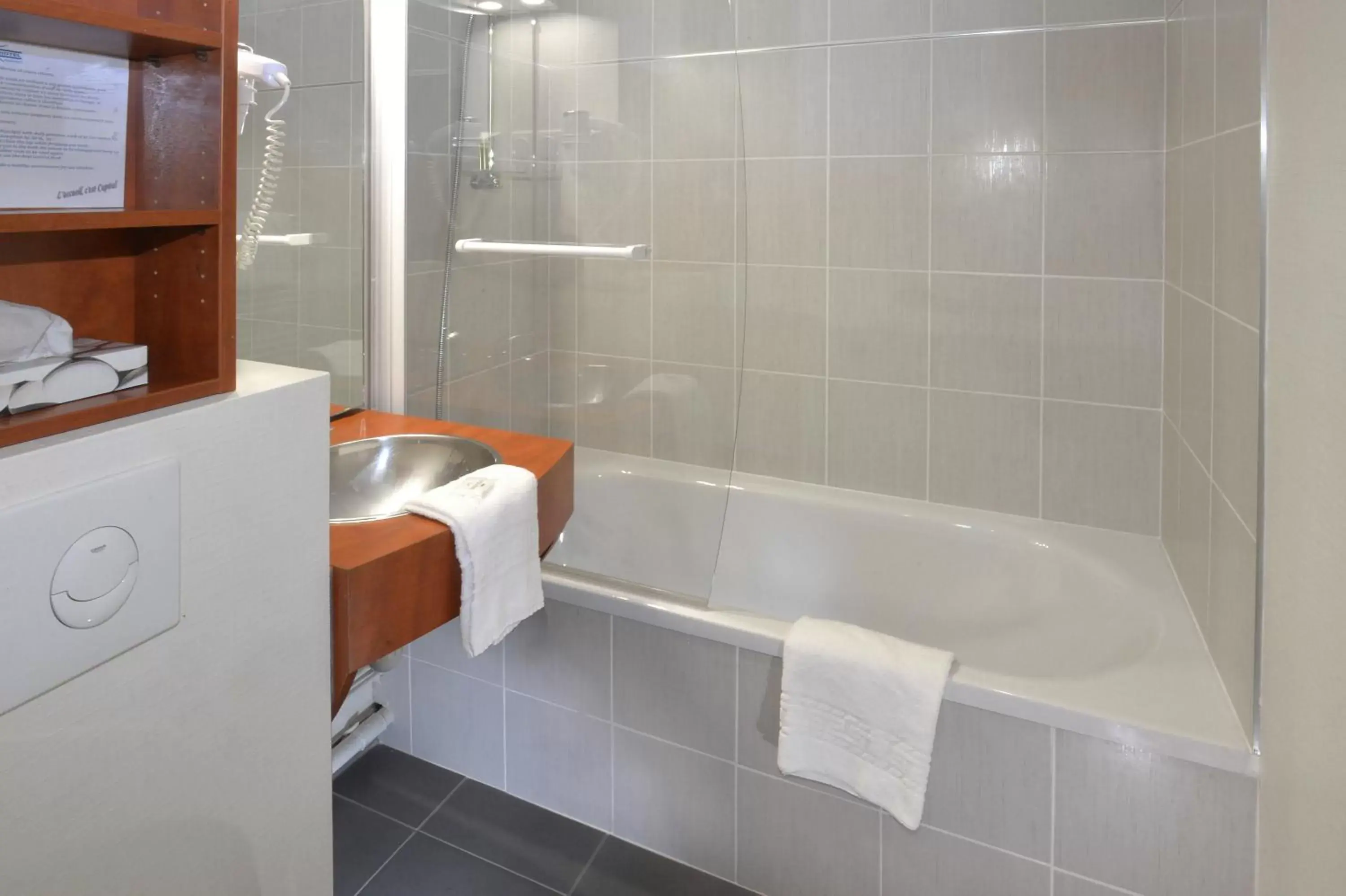 Hot Tub, Bathroom in Brit Hotel Orléans St Jean de Braye - L'Antarès