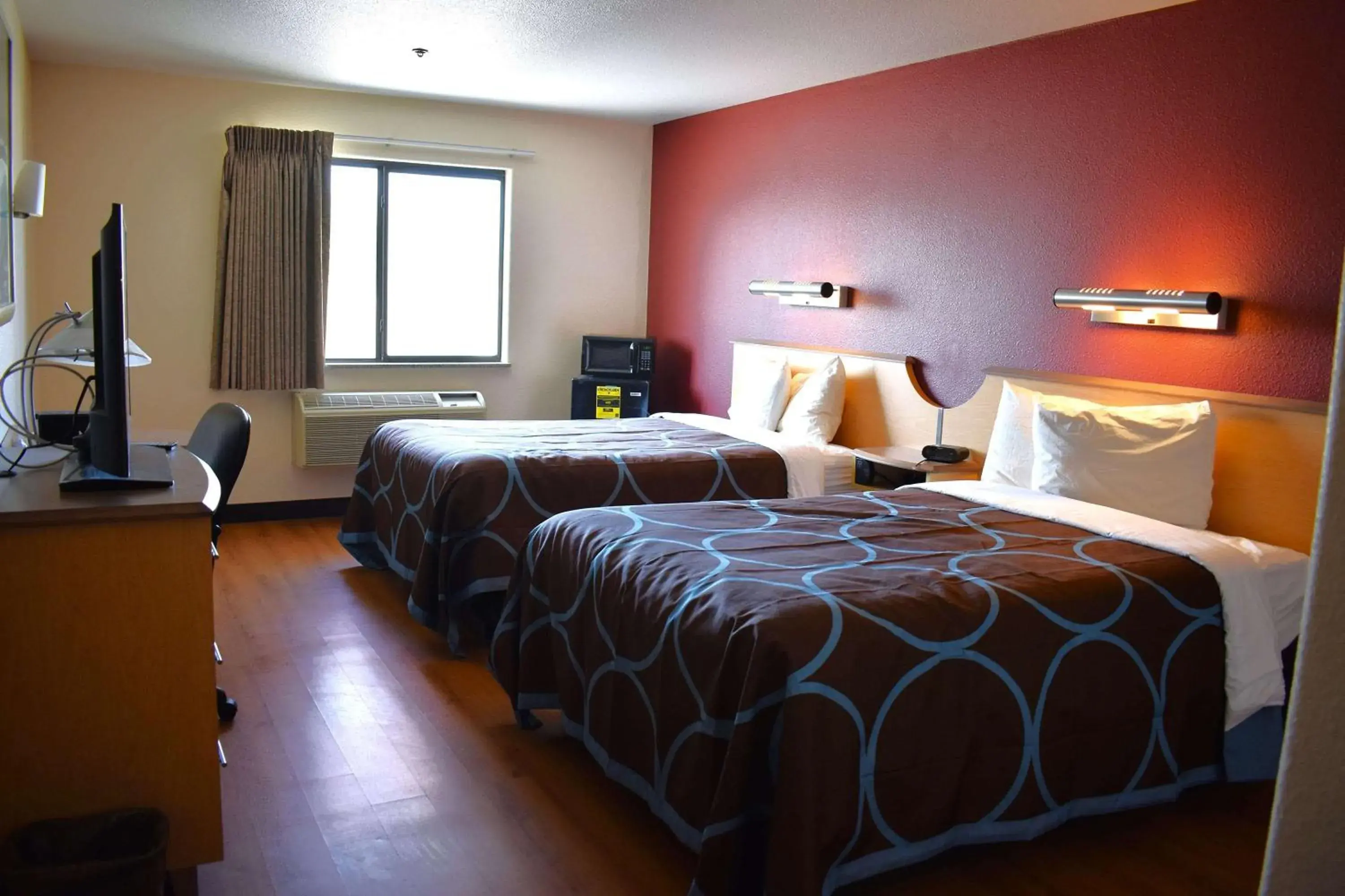 Photo of the whole room, Bed in Super 8 by Wyndham New Braunfels I-35