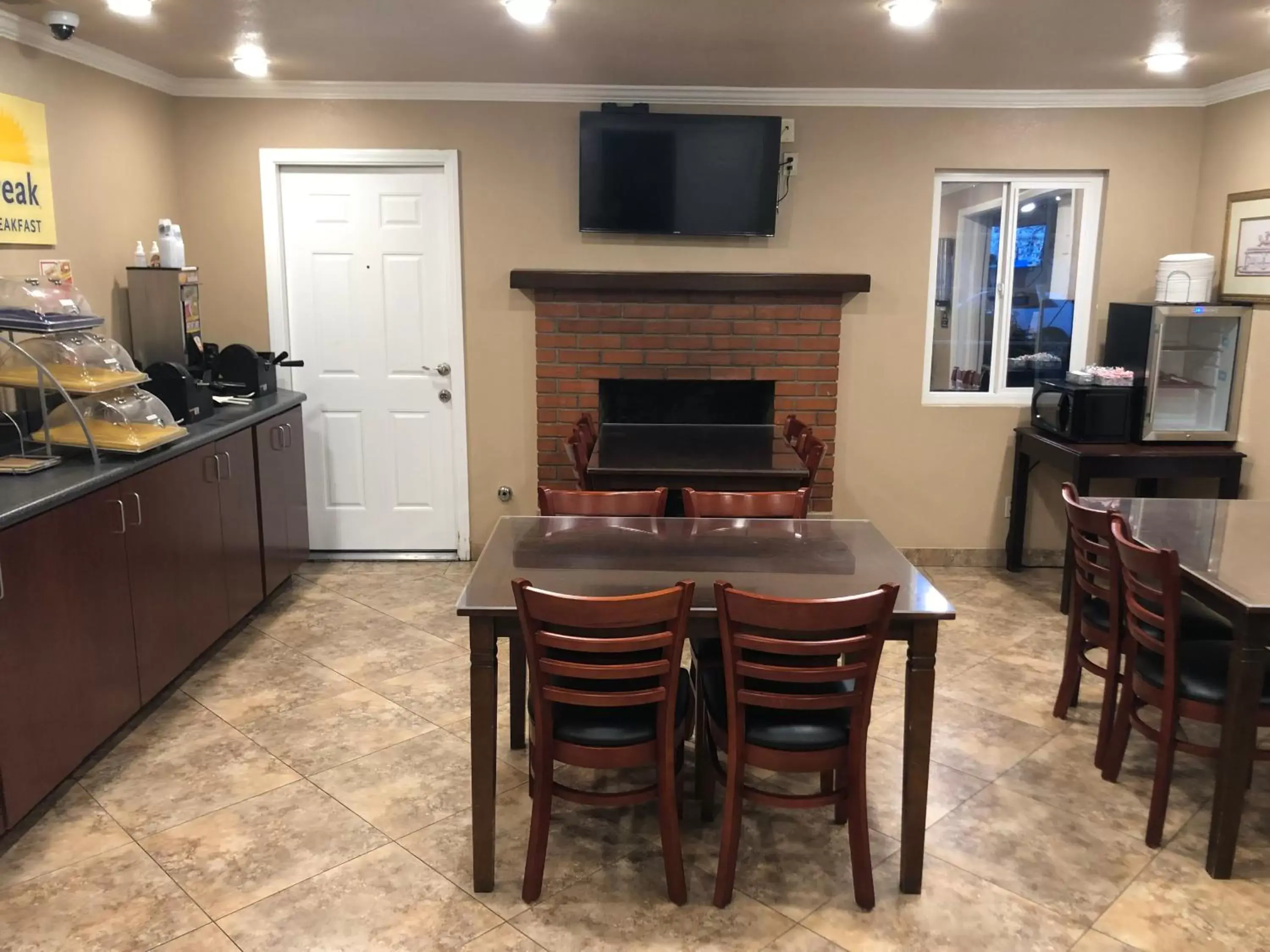 Breakfast, Dining Area in Days Inn by Wyndham Camarillo - Ventura