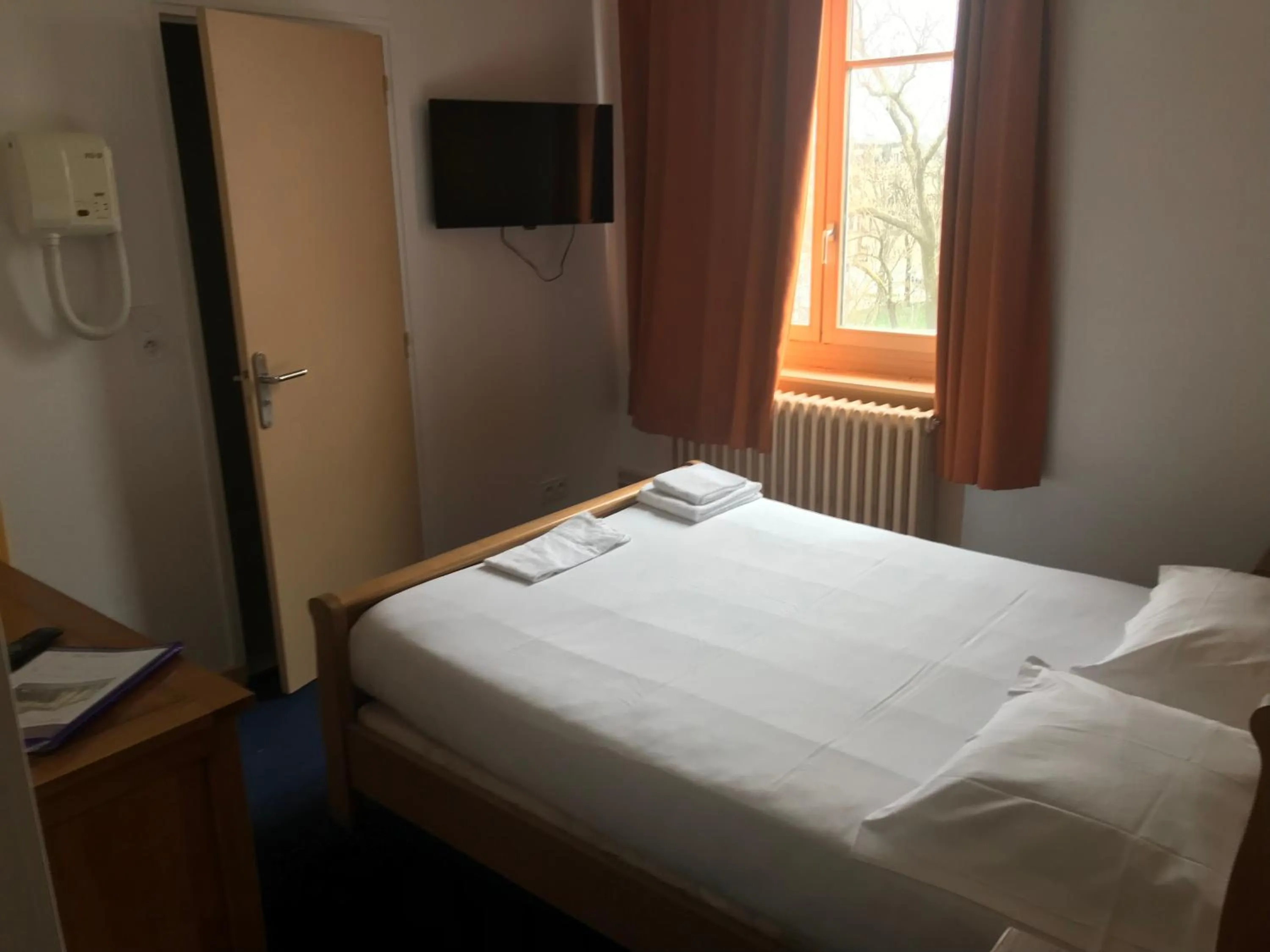 Bed in Hotel Couleurs Sud Centre-ville Gare Charleville-Mézières